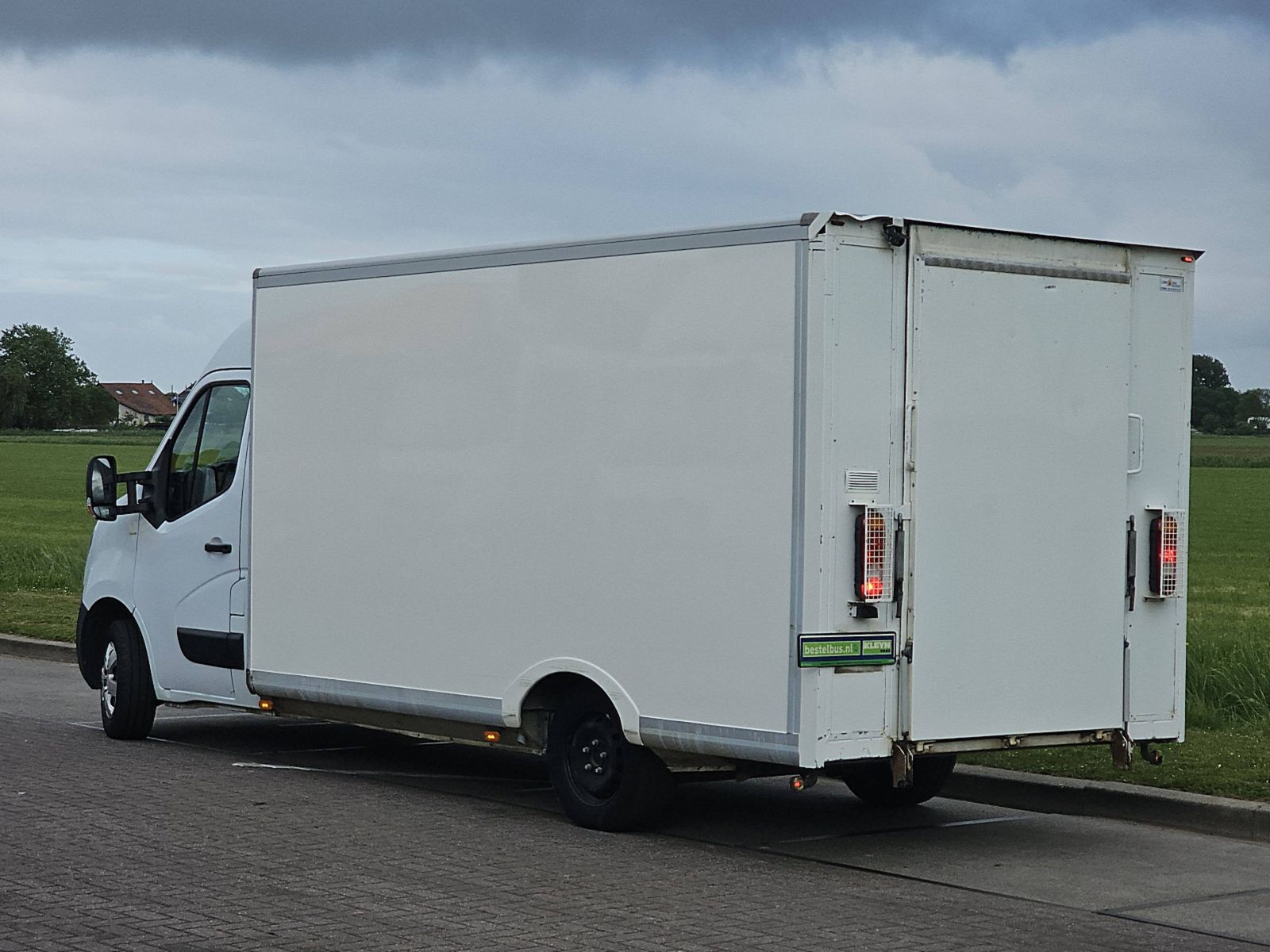 nissan-nv-image6.jpg