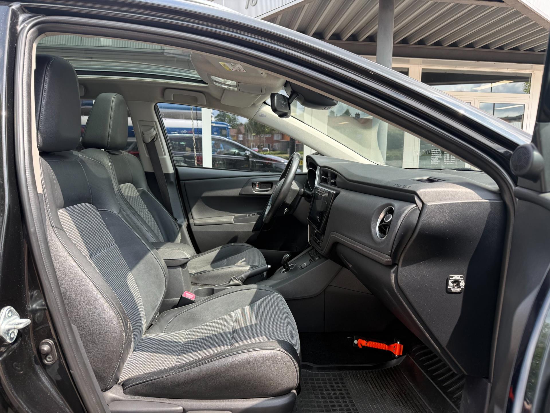 toyota-auris-touring-sports-image10.jpg