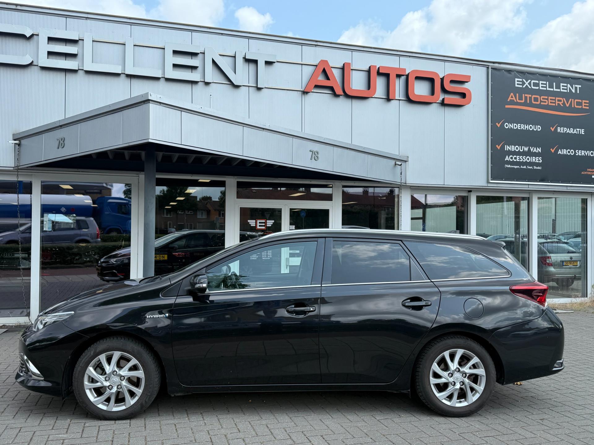 toyota-auris-touring-sports-image3.jpg