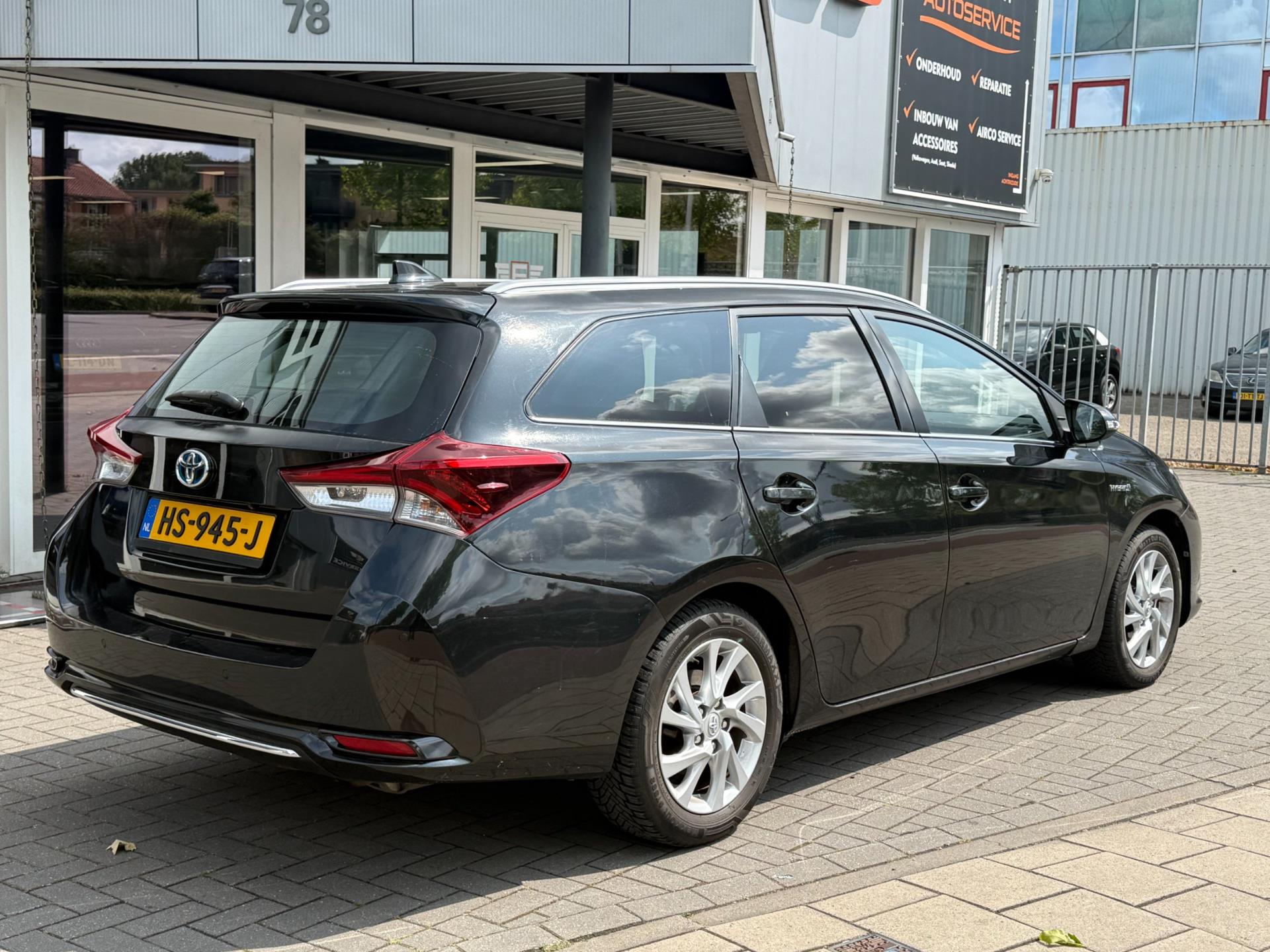 toyota-auris-touring-sports-image6.jpg