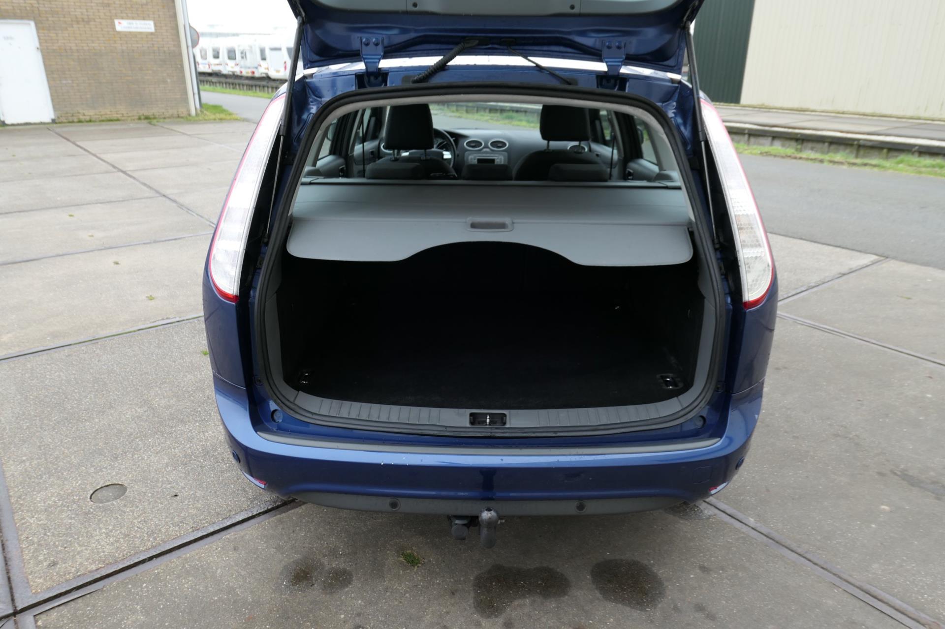 ford-focus-wagon-image9.jpg