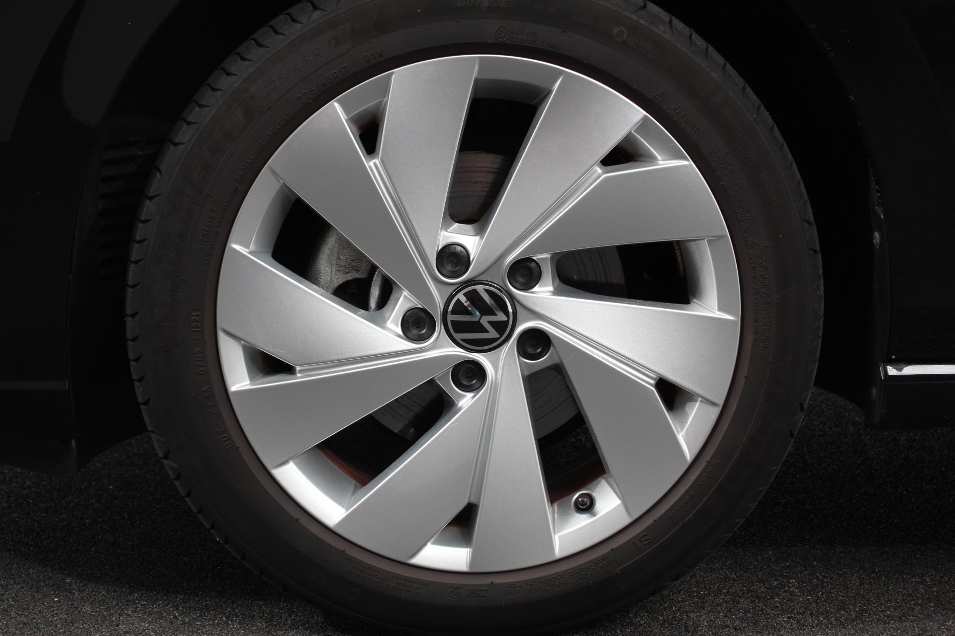 volkswagen-golf-variant-image2.jpg