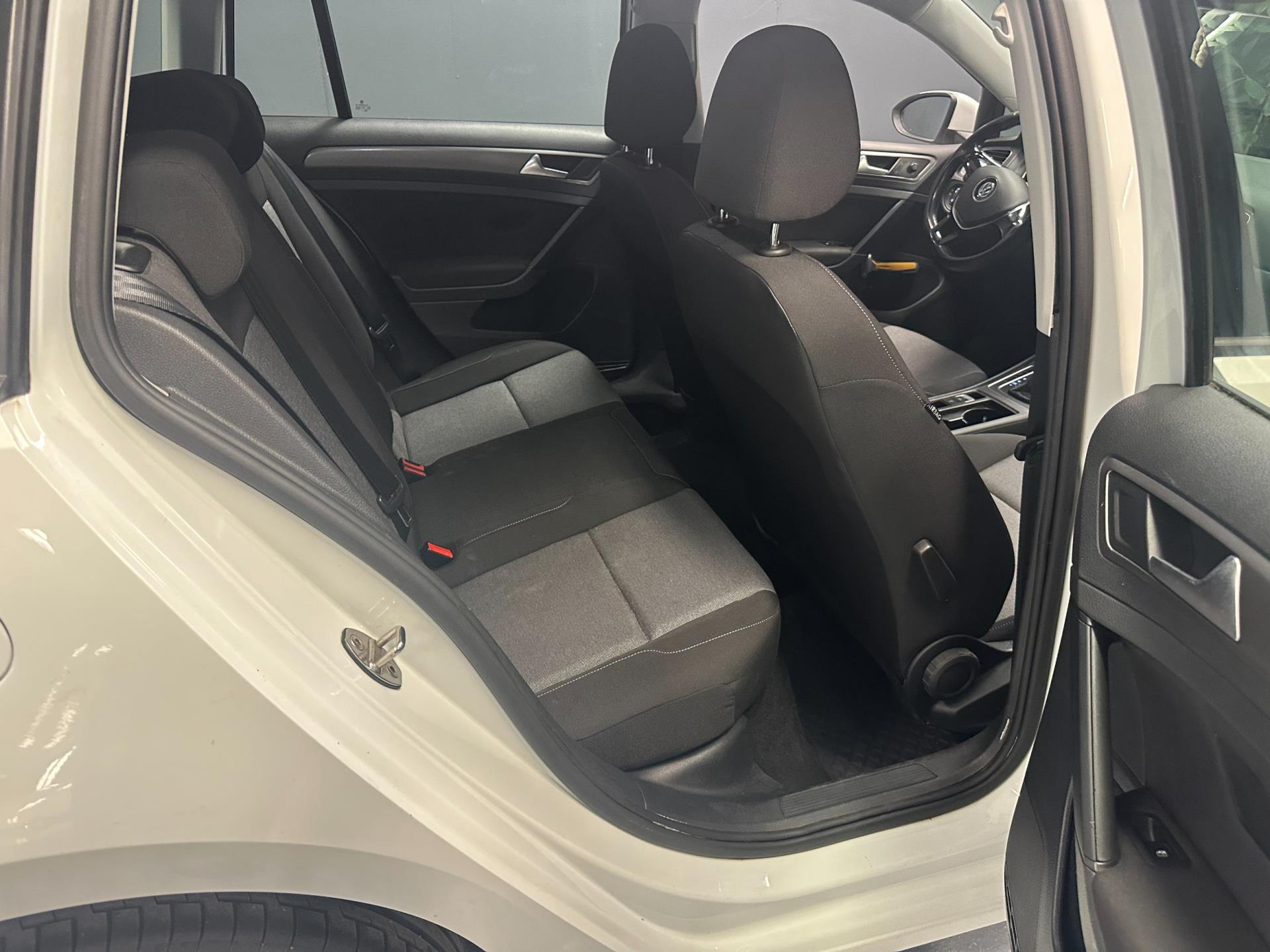 volkswagen-golf-variant-image8.jpg