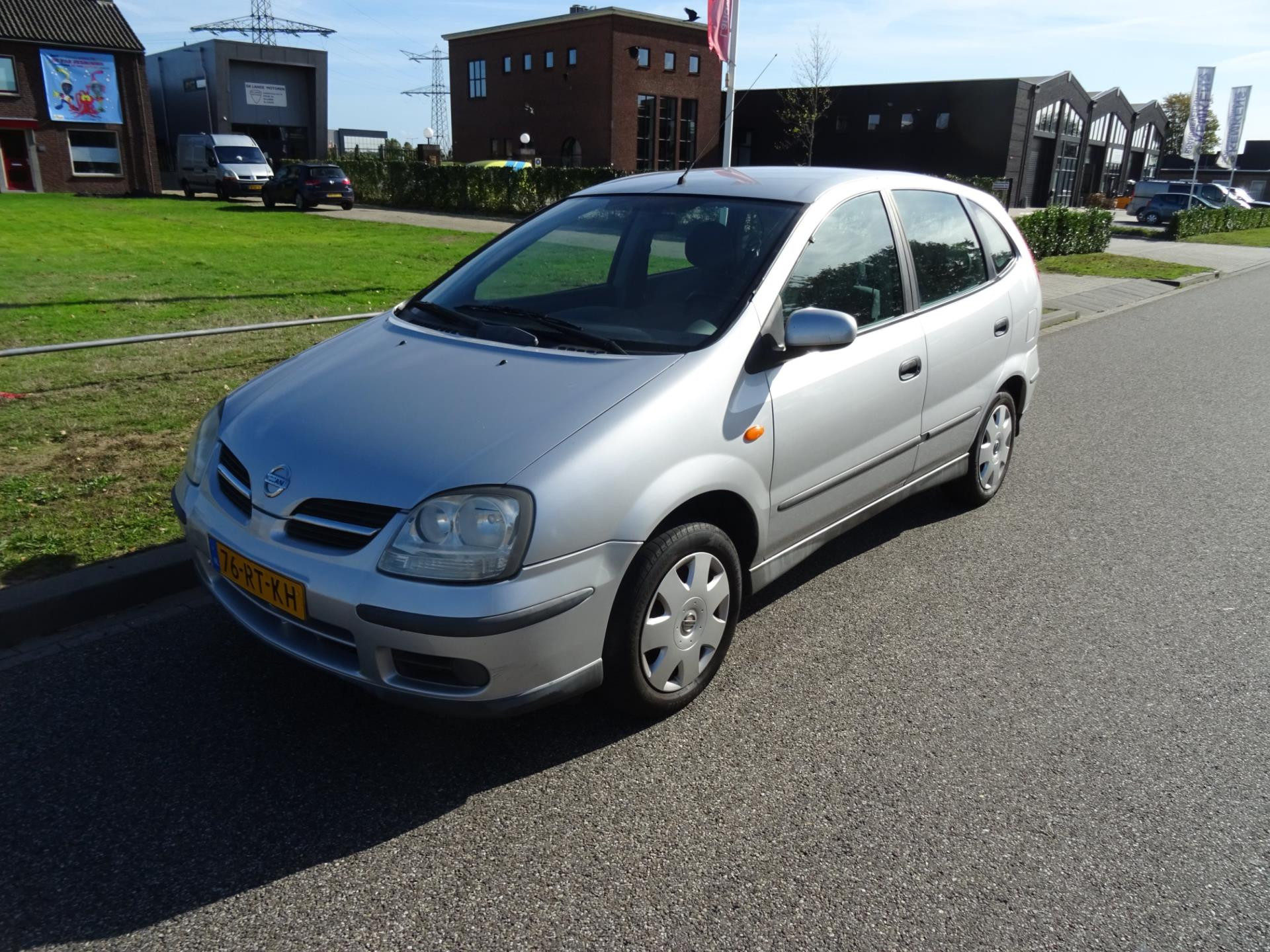 211089157/nissan-almera-tino-image1.jpg
