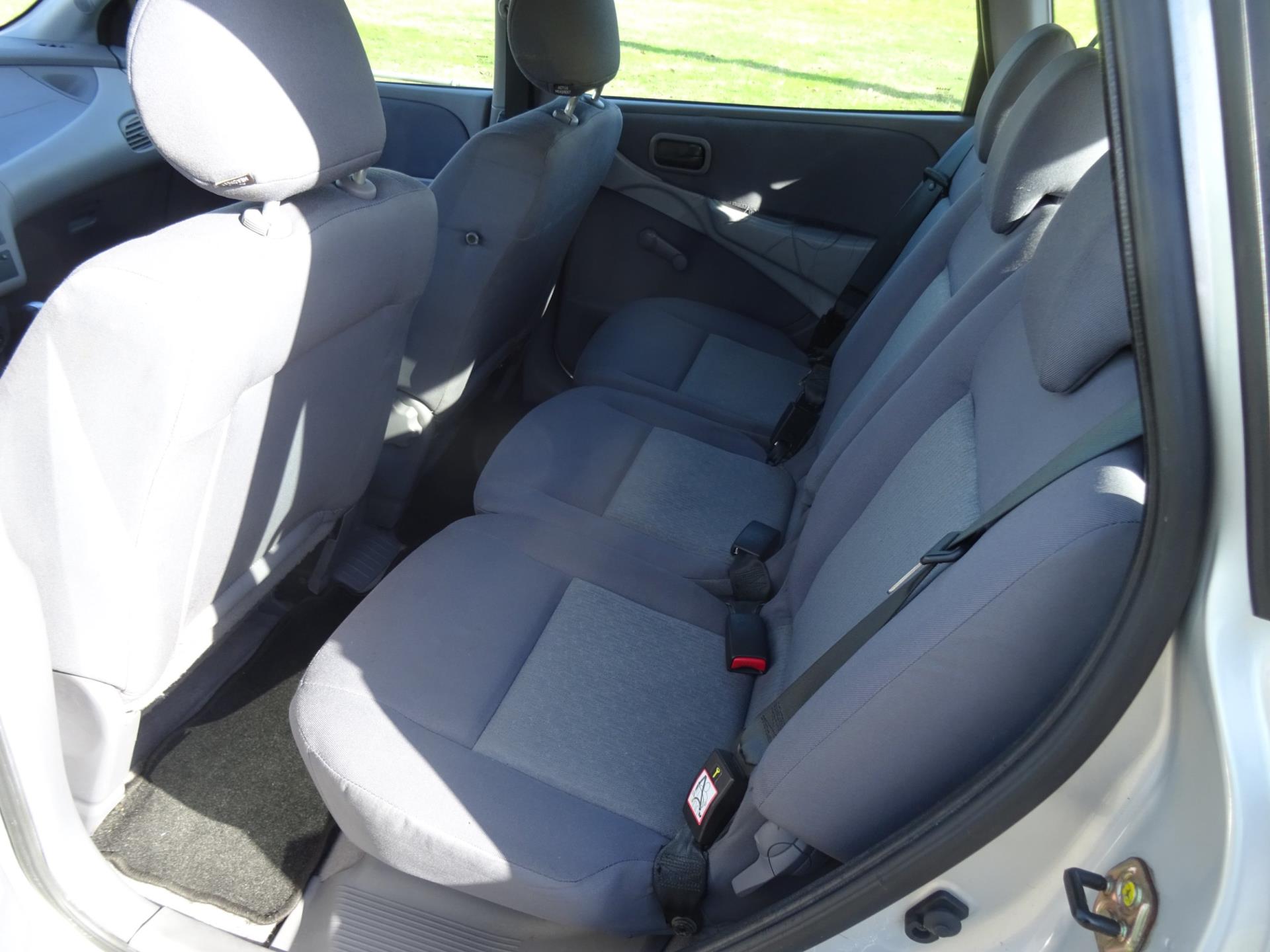 nissan-almera-tino-image10.jpg