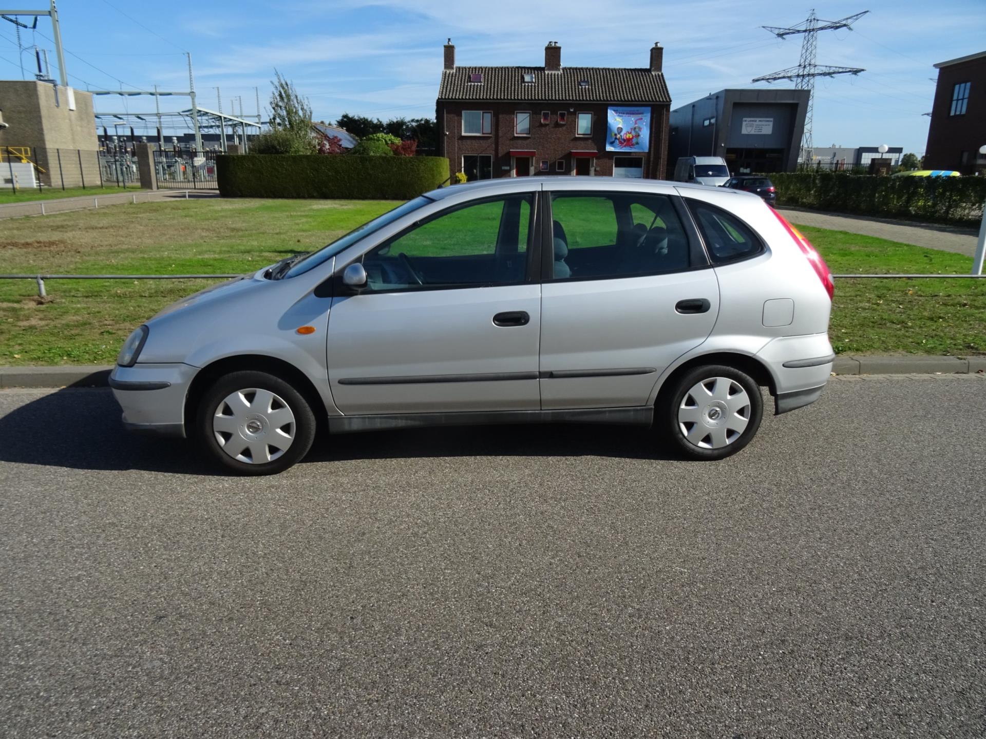 nissan-almera-tino-image2.jpg