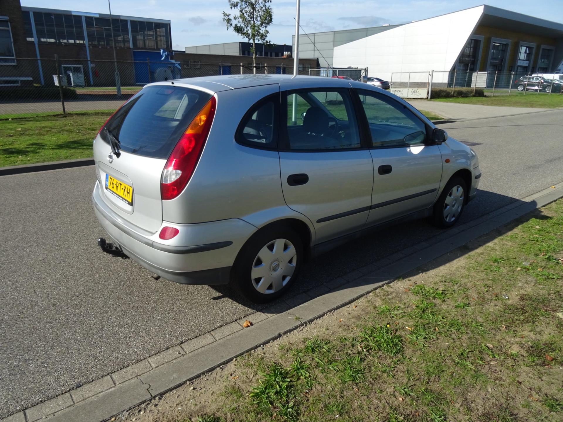 nissan-almera-tino-image5.jpg
