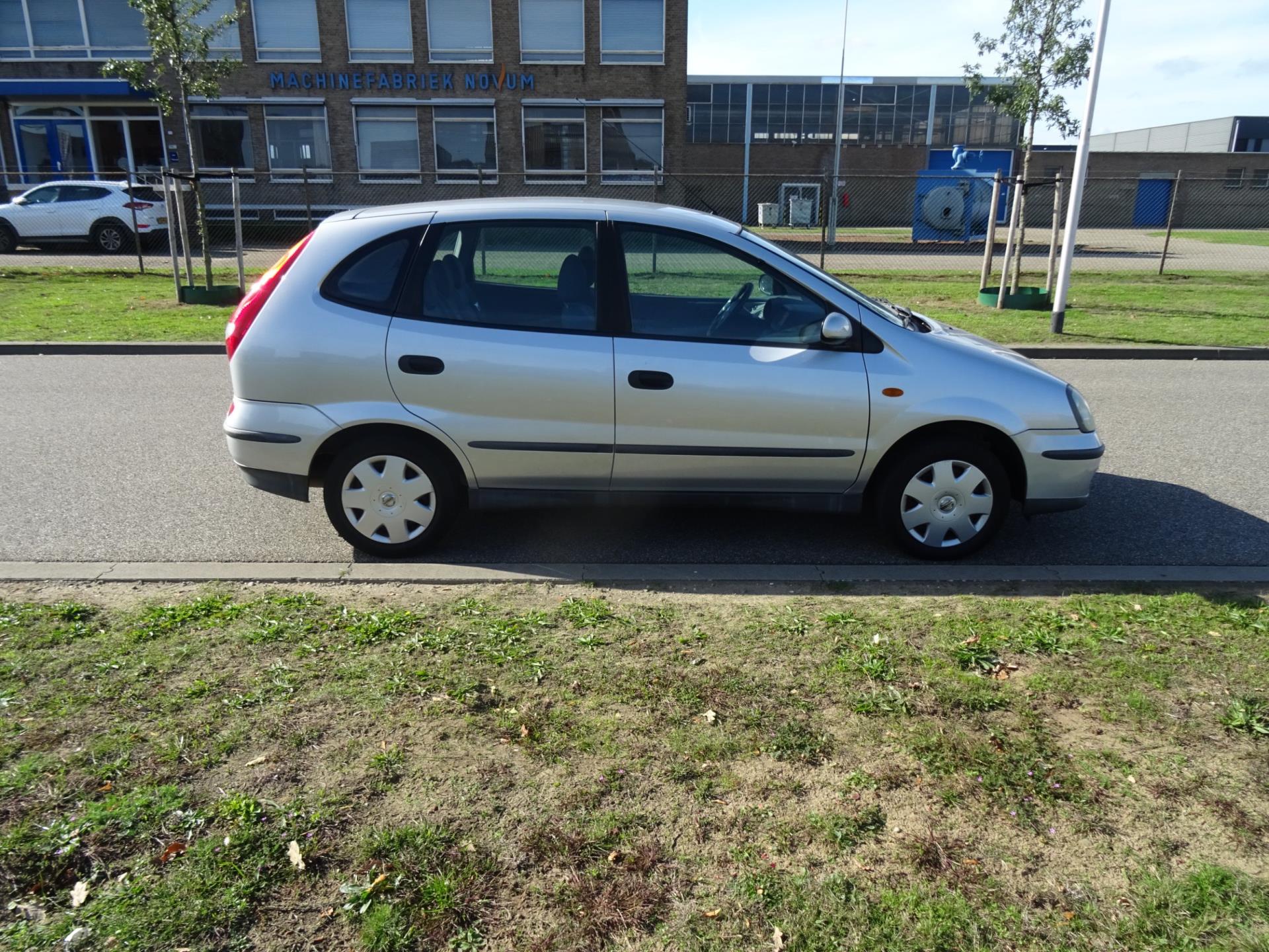nissan-almera-tino-image6.jpg