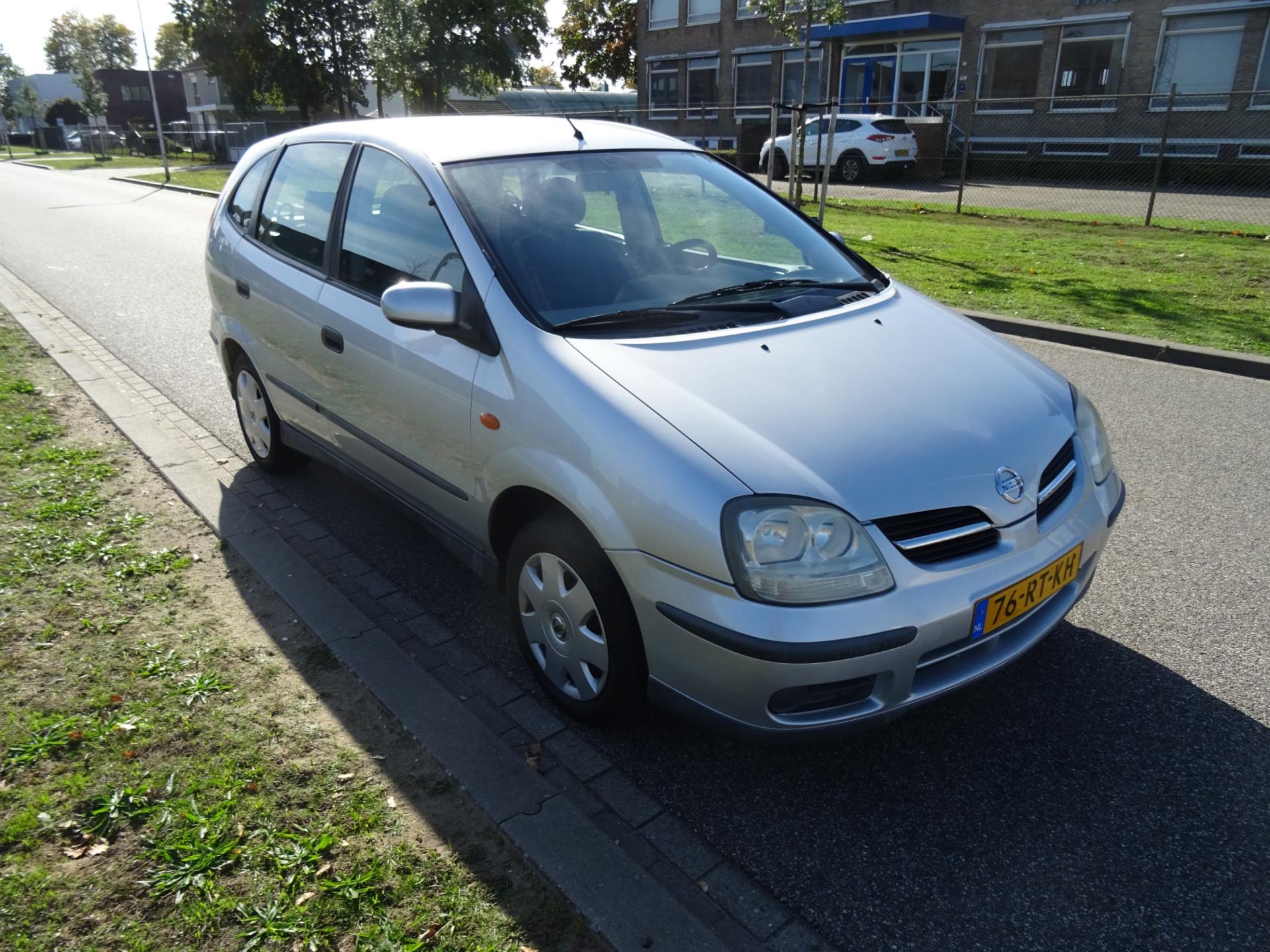 nissan-almera-tino-image7.jpg