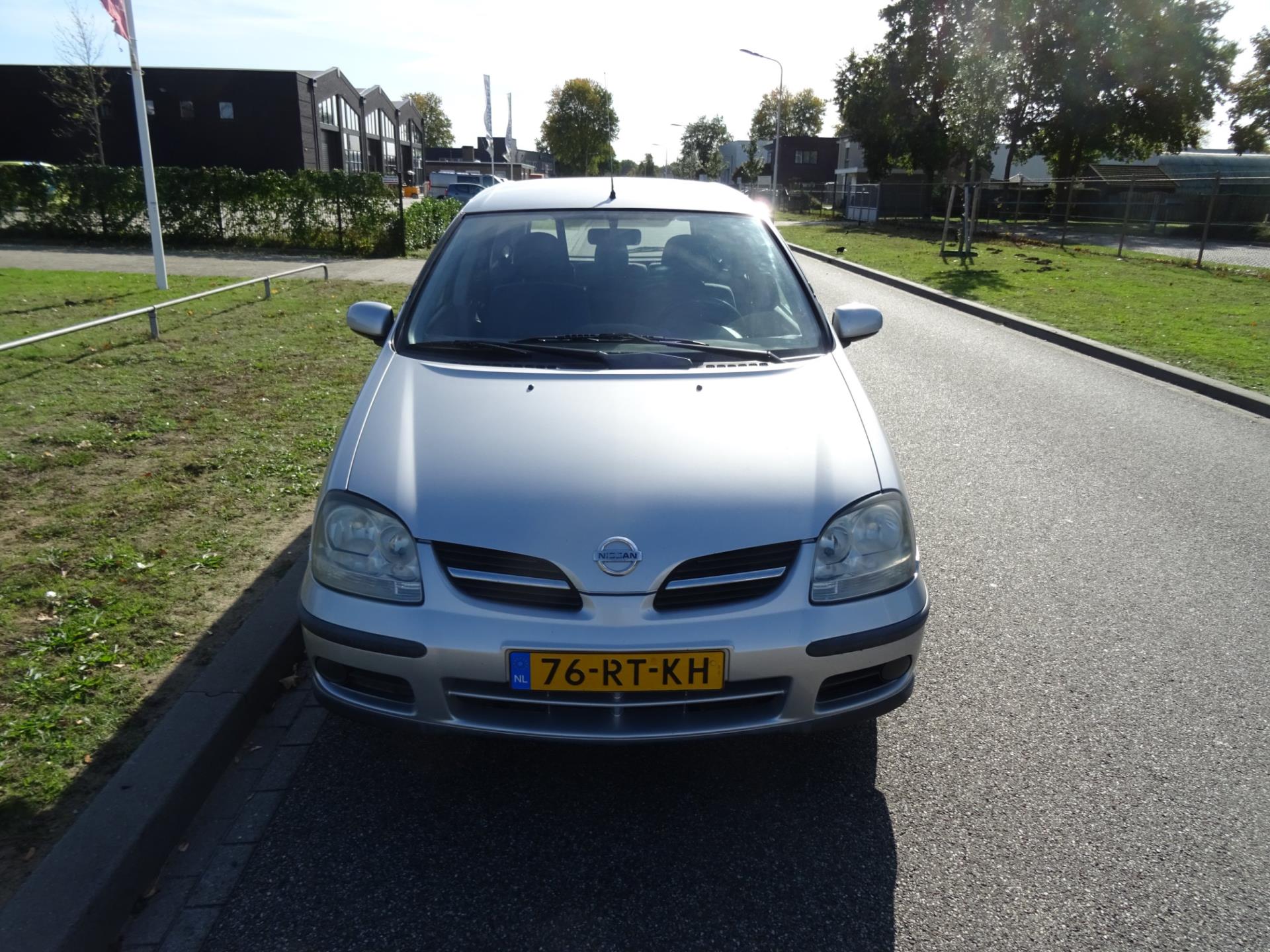 nissan-almera-tino-image8.jpg