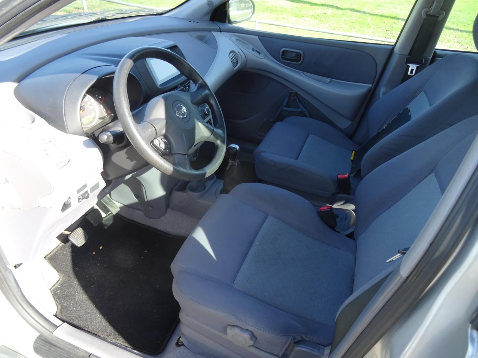 nissan-almera-tino-image9.jpg
