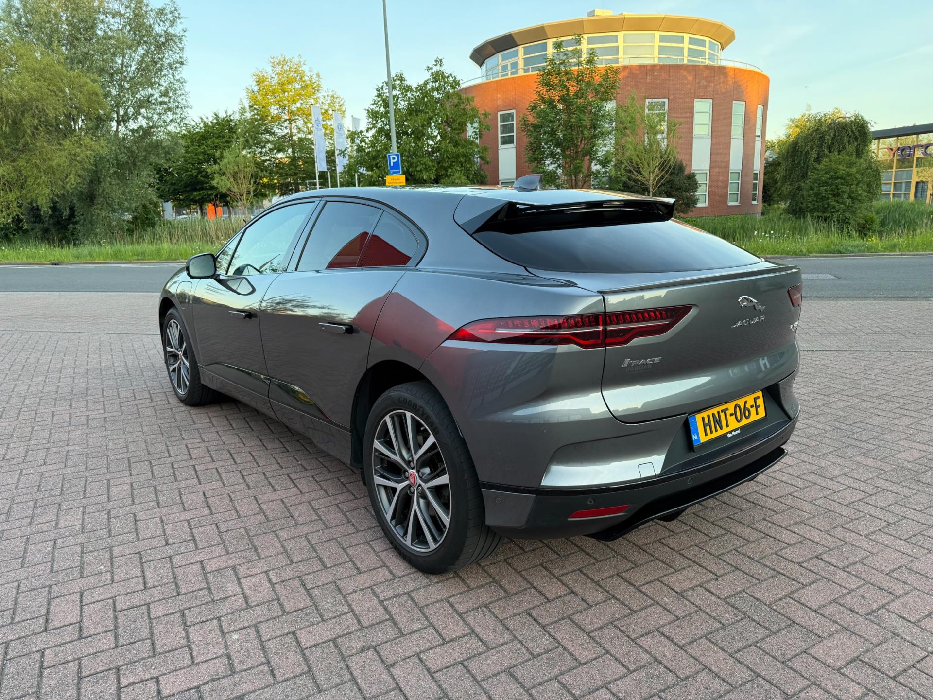 jaguar-i-pace-image4.jpg