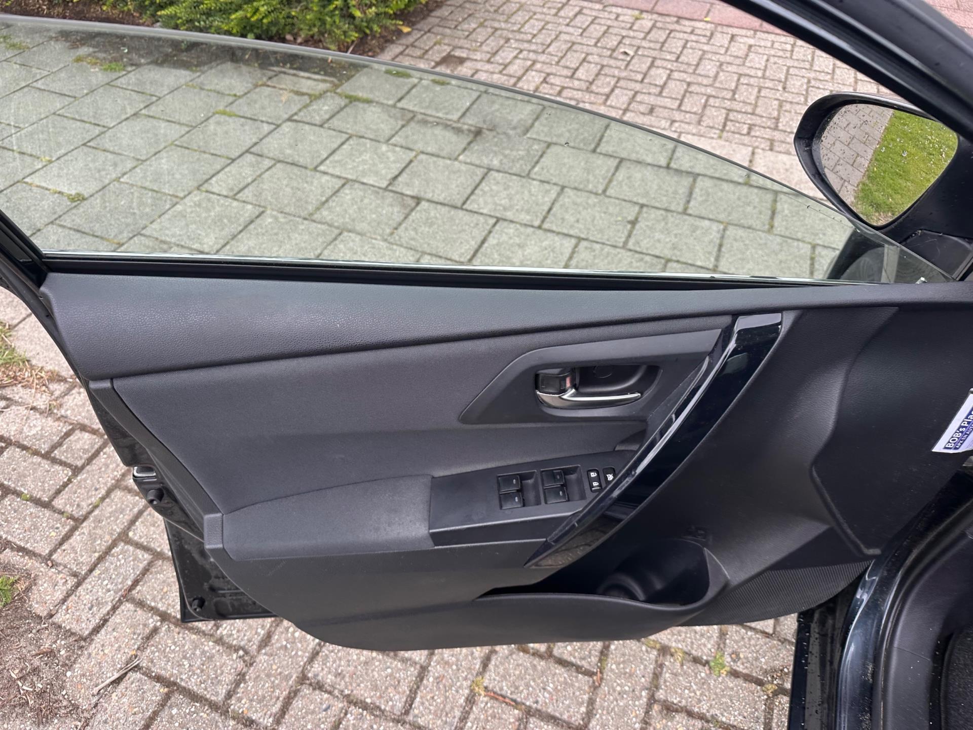 toyota-auris-touring-sports-image10.jpg