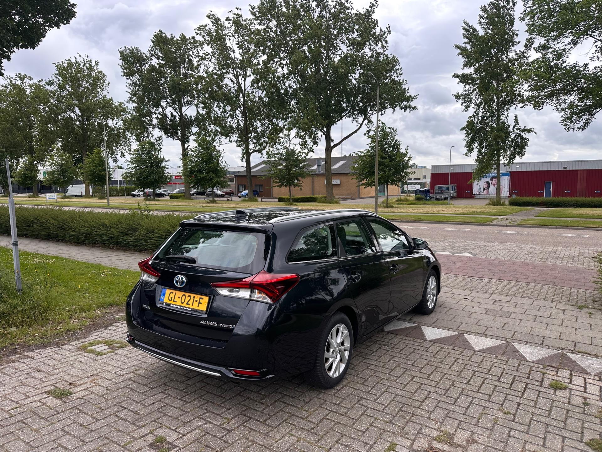 toyota-auris-touring-sports-image4.jpg