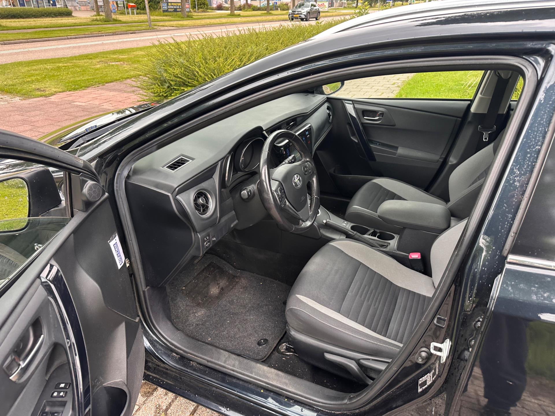 toyota-auris-touring-sports-image9.jpg