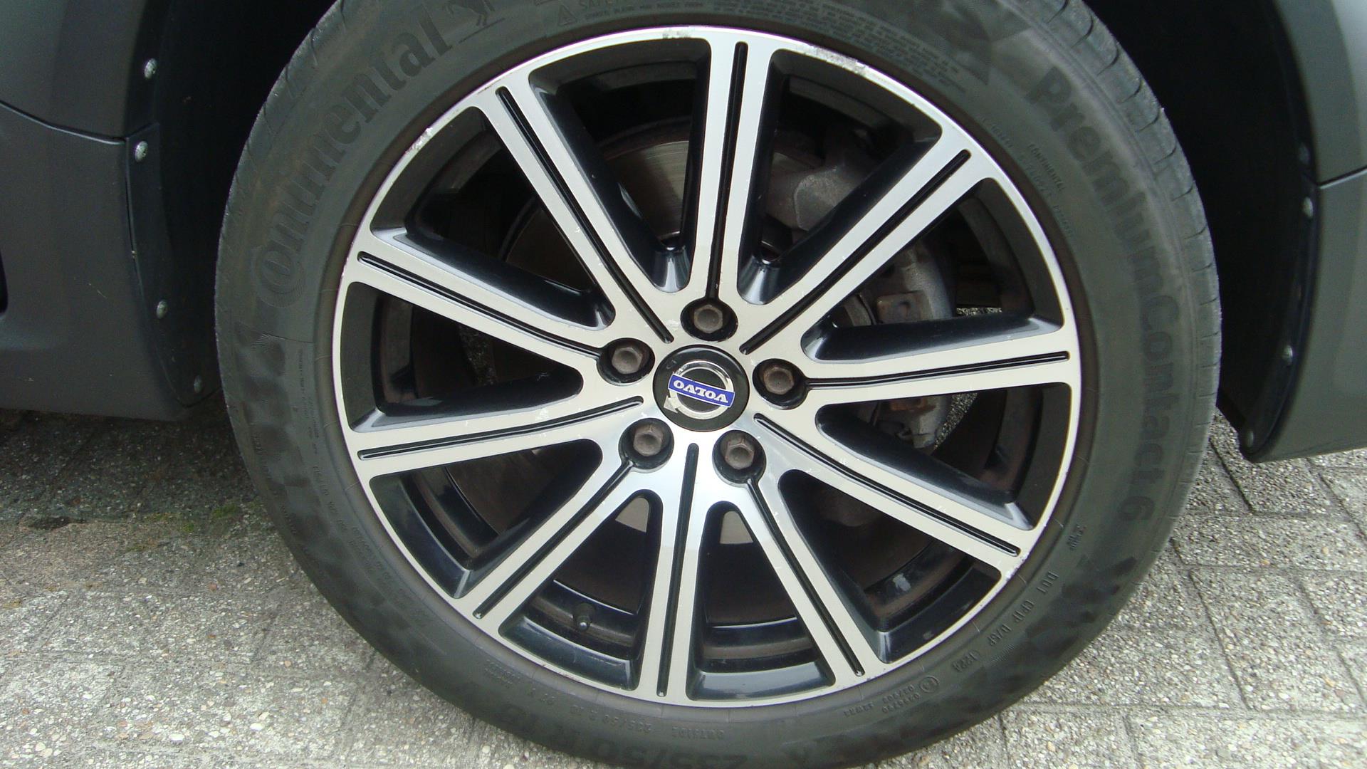 volvo-xc70-image5.jpg