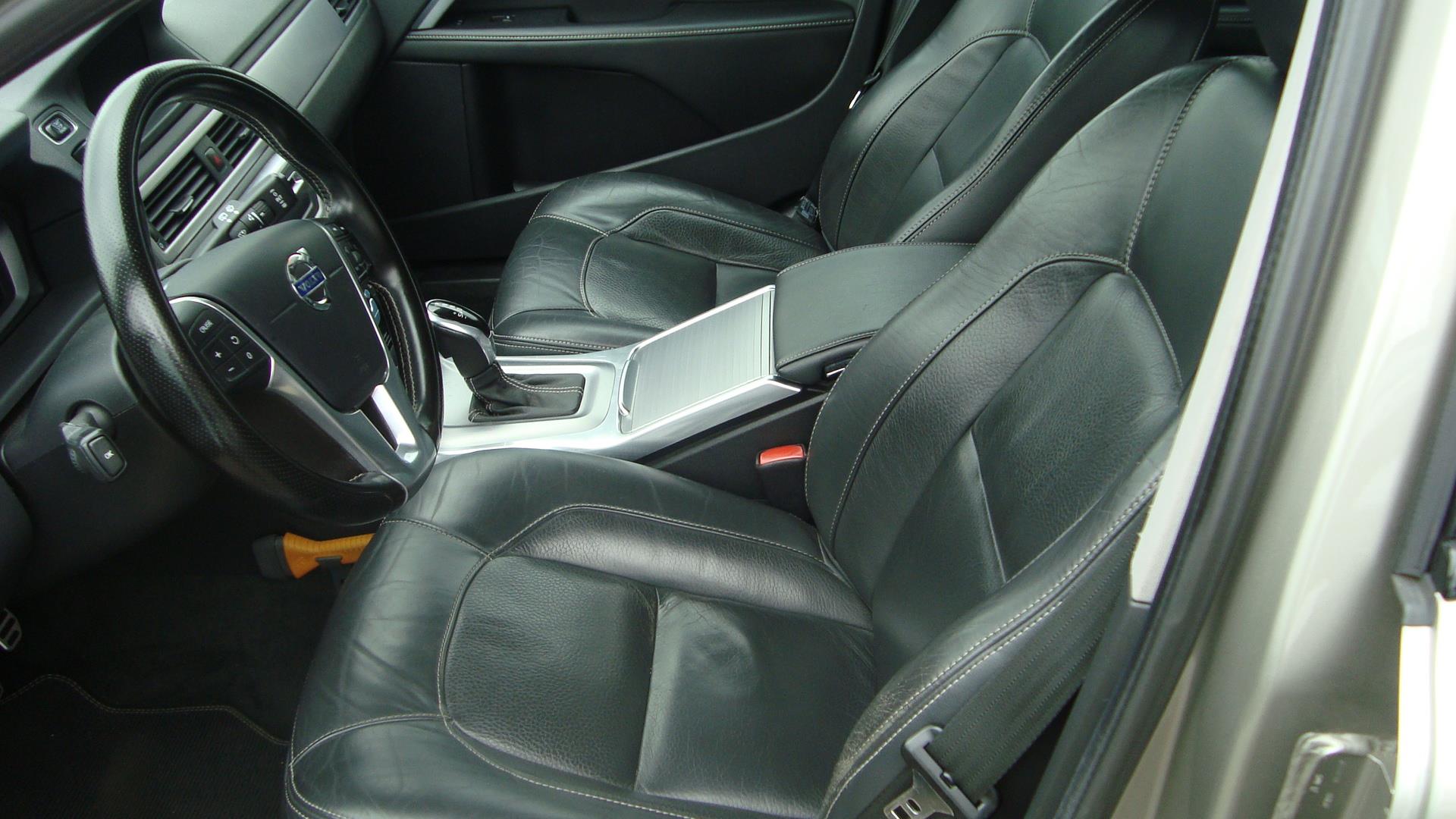 volvo-xc70-image6.jpg