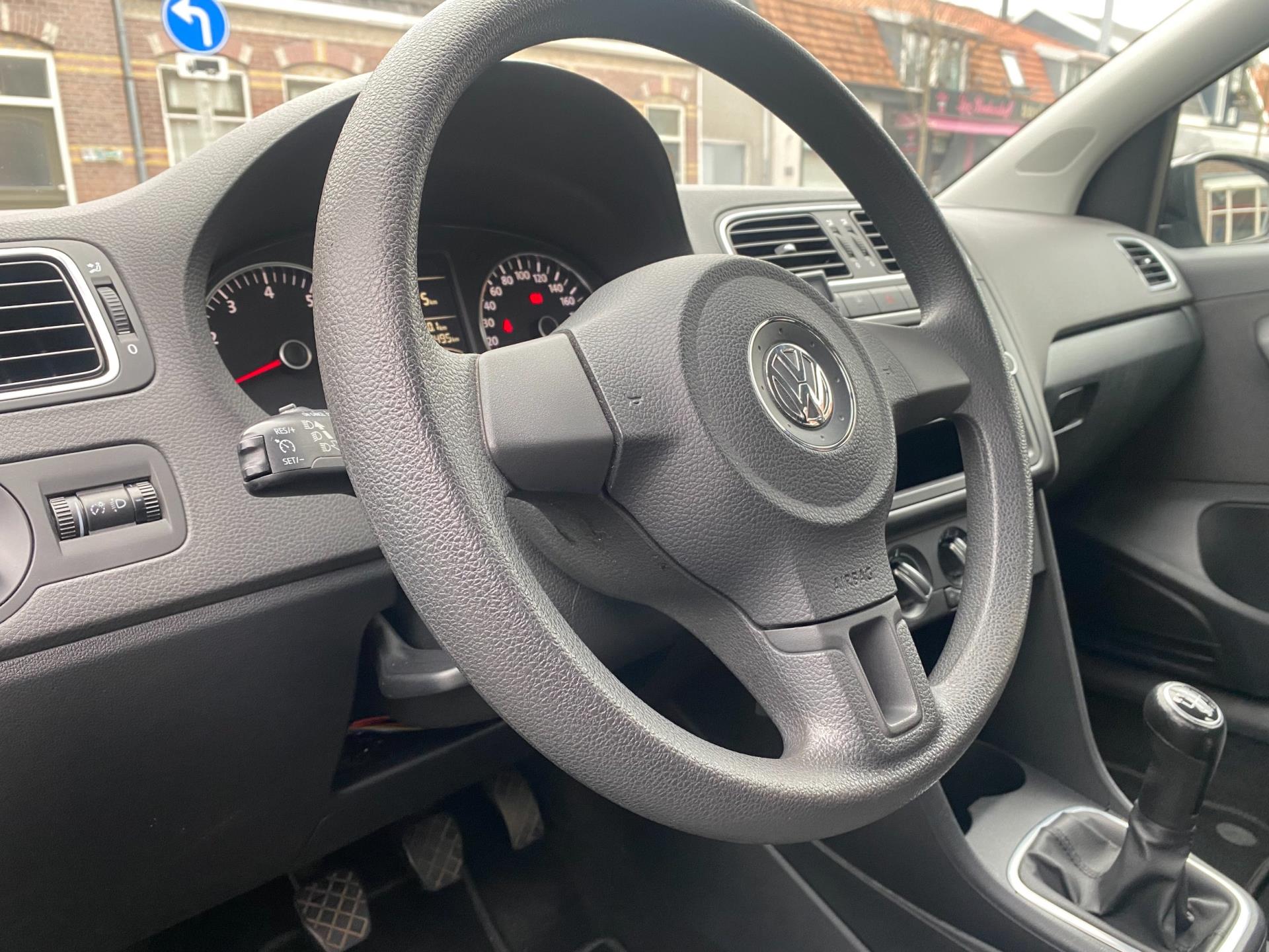 volkswagen-polo-image9.jpg