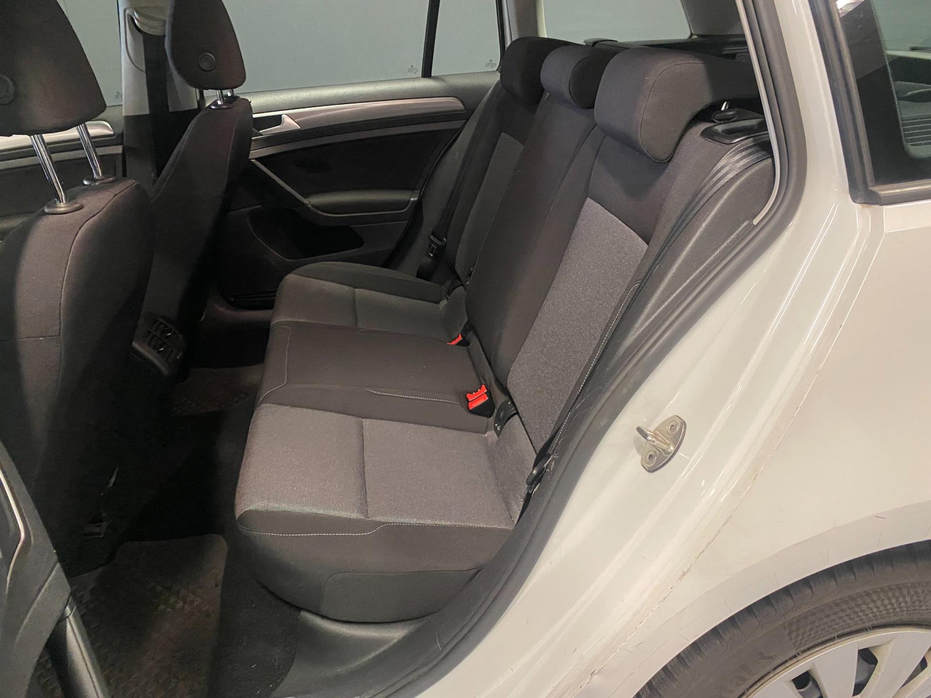 volkswagen-golf-variant-image5.jpg