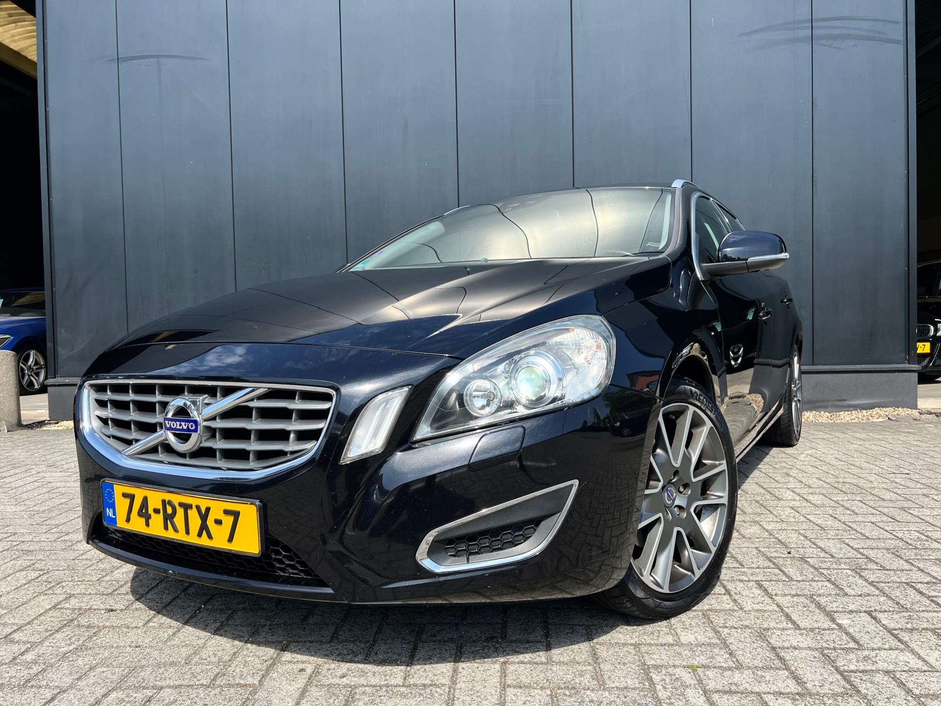 371407950/volvo-v60-image1.jpg