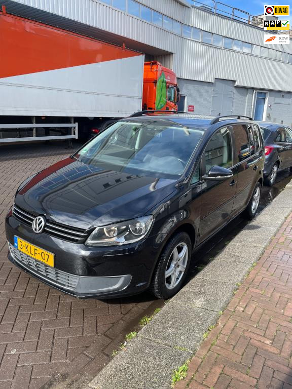 384724420/volkswagen-touran-image1.jpg