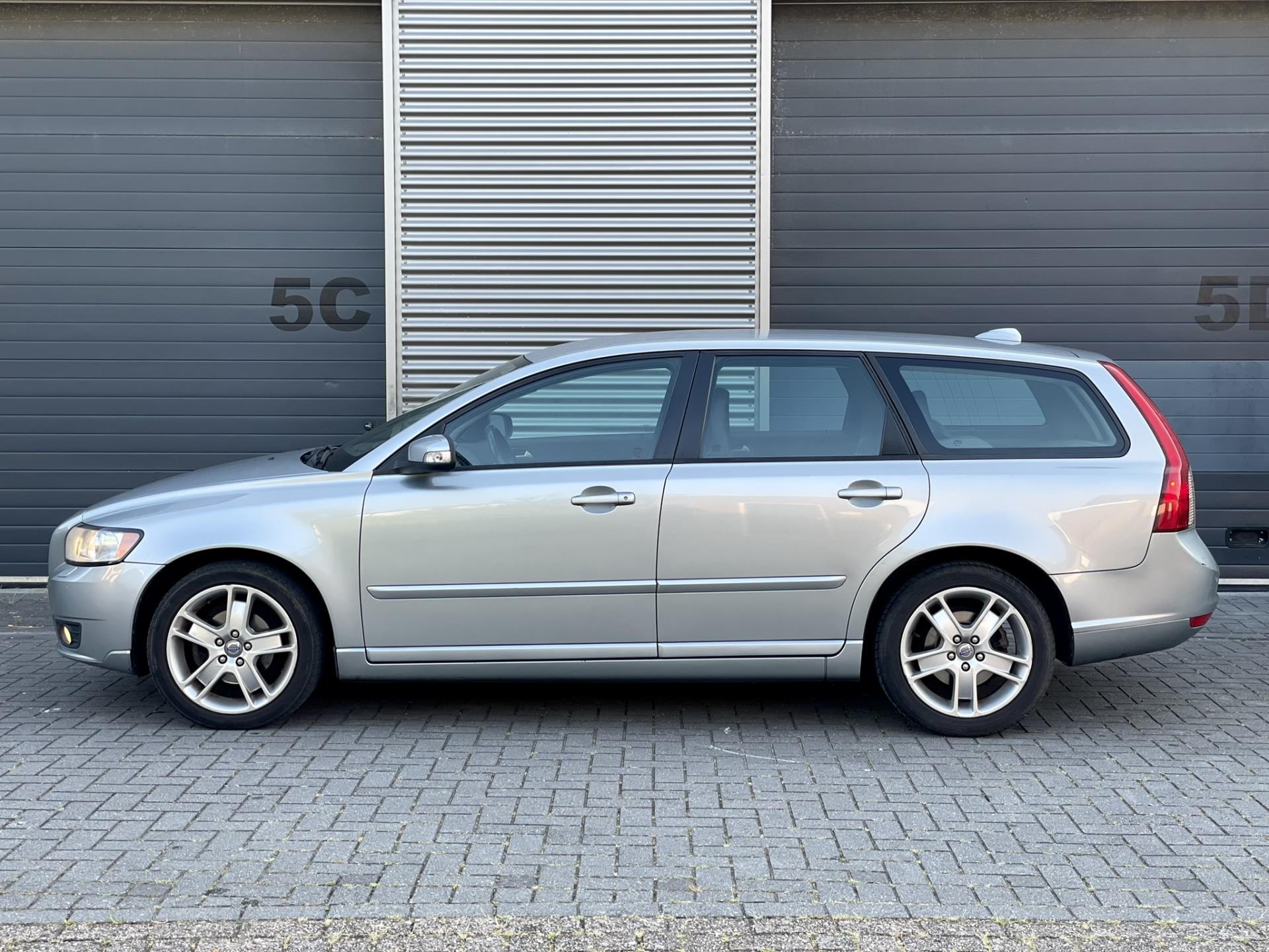 volvo-v50-image2.jpg