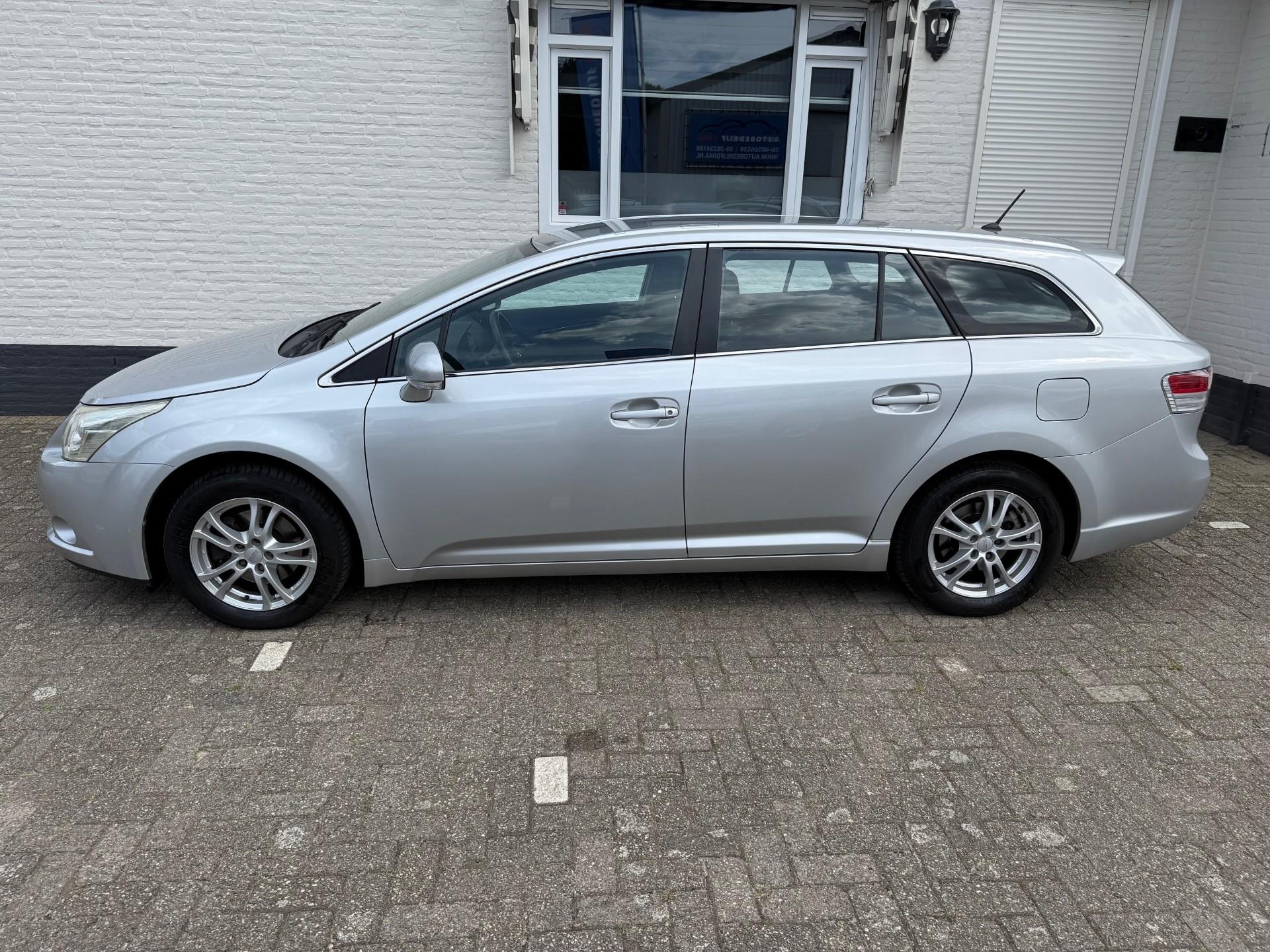 toyota-avensis-wagon-image3.jpg