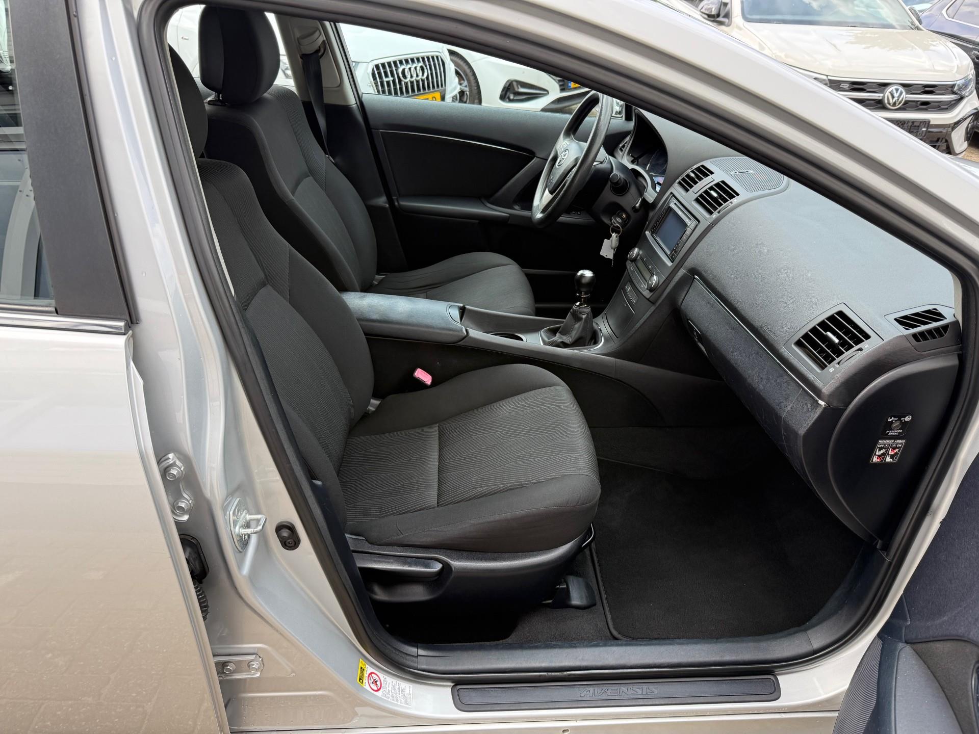 toyota-avensis-wagon-image5.jpg