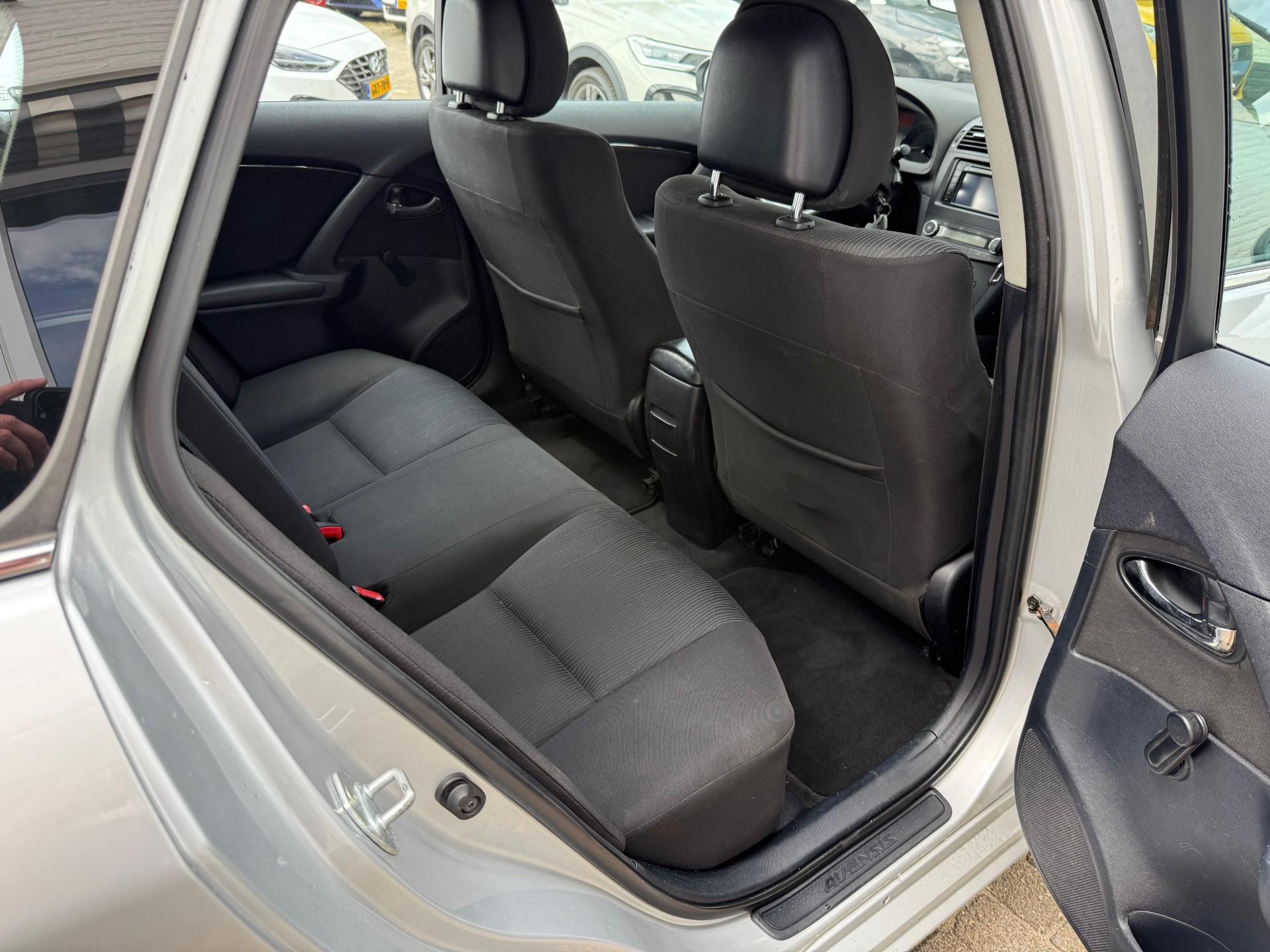 toyota-avensis-wagon-image7.jpg