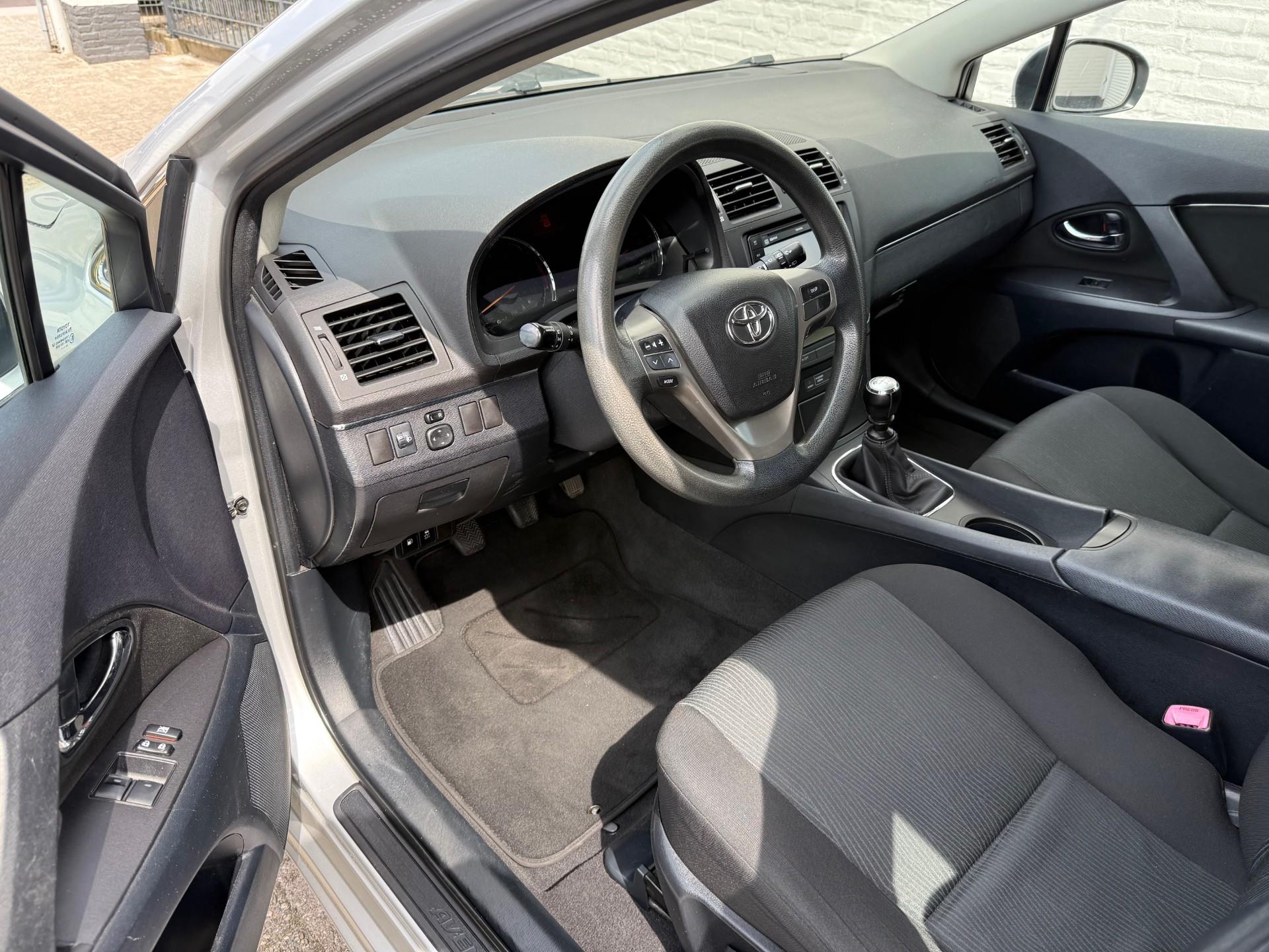 toyota-avensis-wagon-image8.jpg