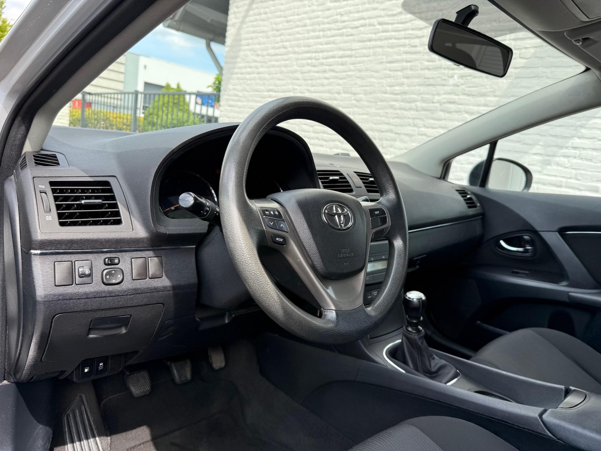 toyota-avensis-wagon-image9.jpg