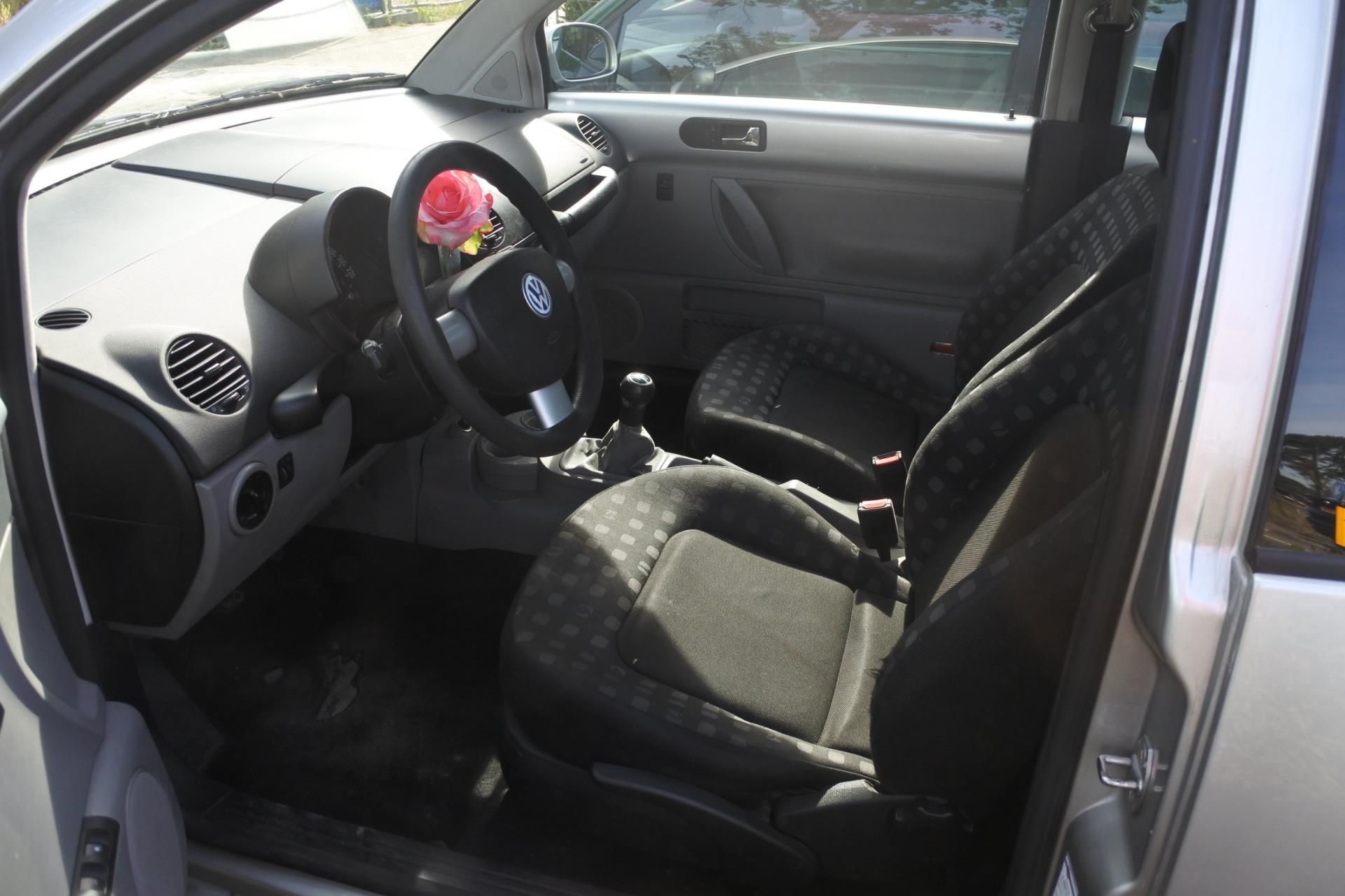 volkswagen-new-beetle-image3.jpg