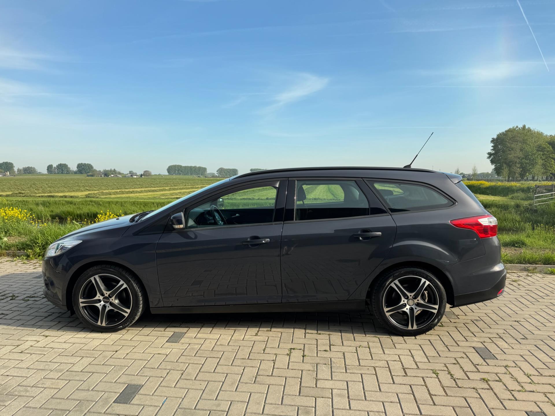 ford-focus-wagon-image2.jpg