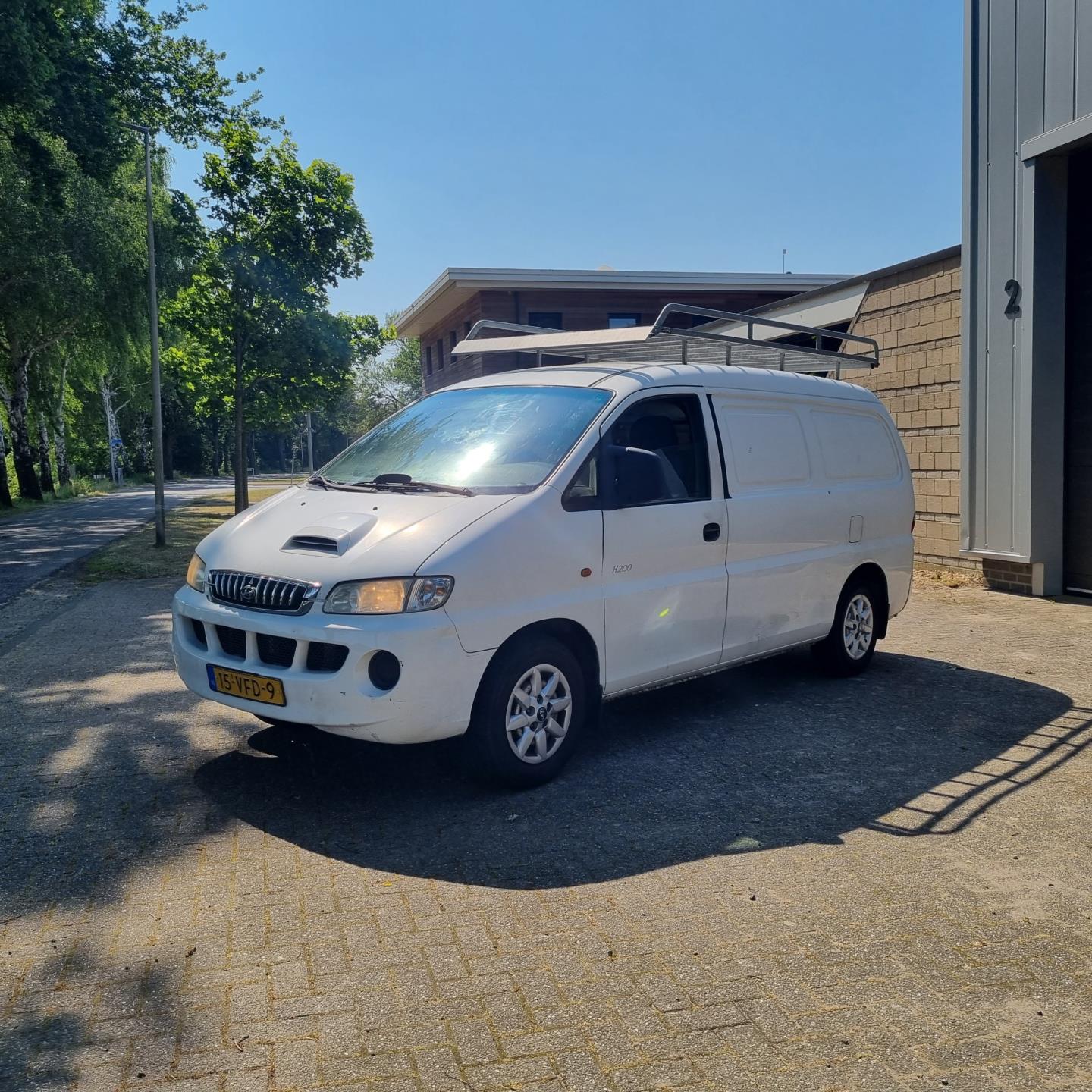 558582756/hyundai-h200-image1.jpg