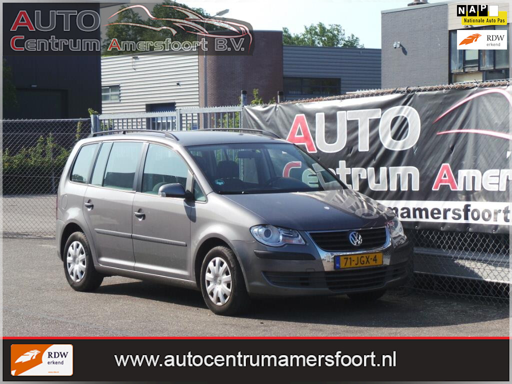 587672105/volkswagen-touran-image1.jpg
