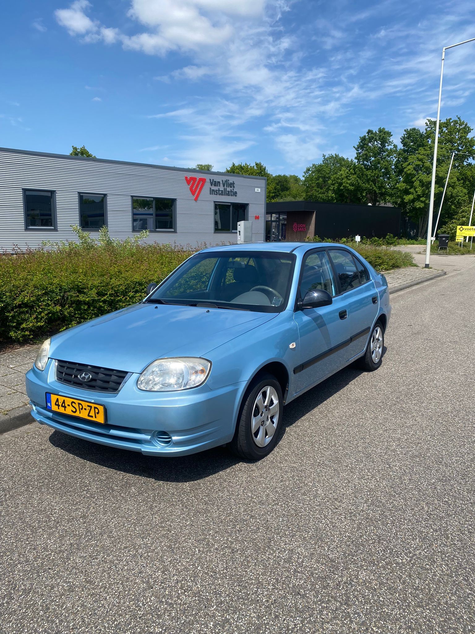599415306/hyundai-accent-image1.jpg