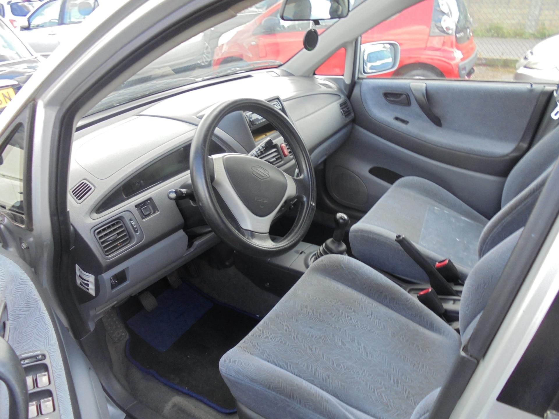 suzuki-liana-image4.jpg