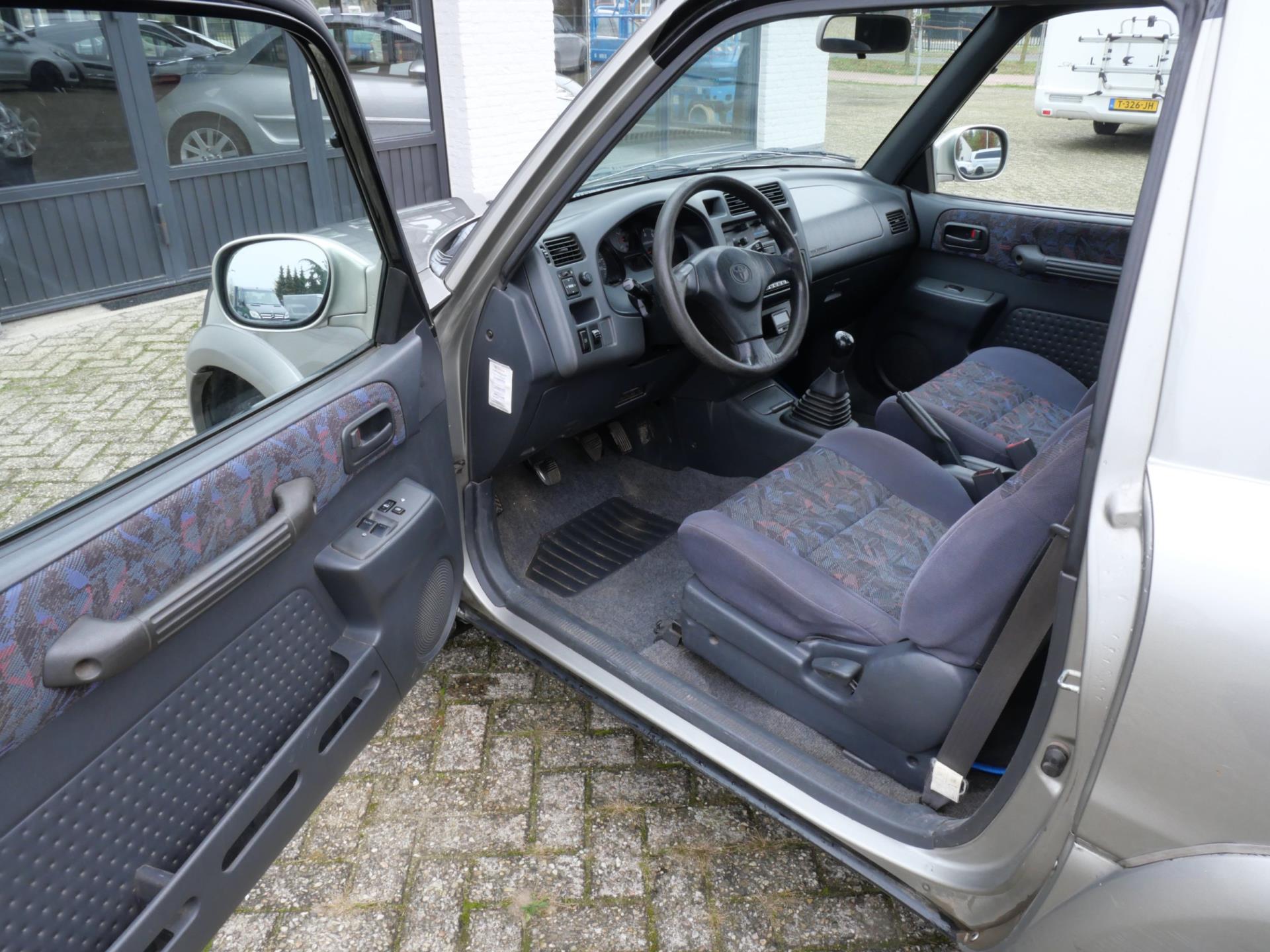 toyota-funcruiser-rav4-image3.jpg