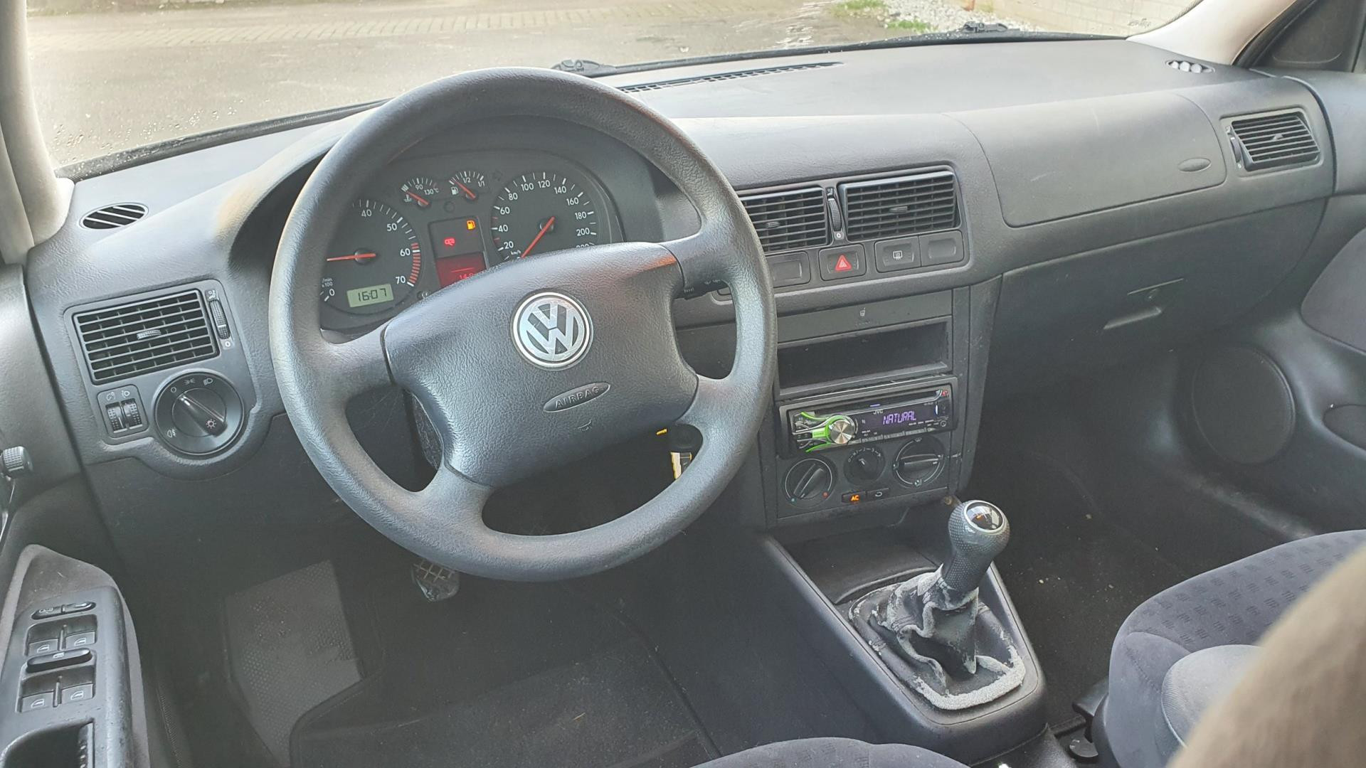 volkswagen-golf-image8.jpg