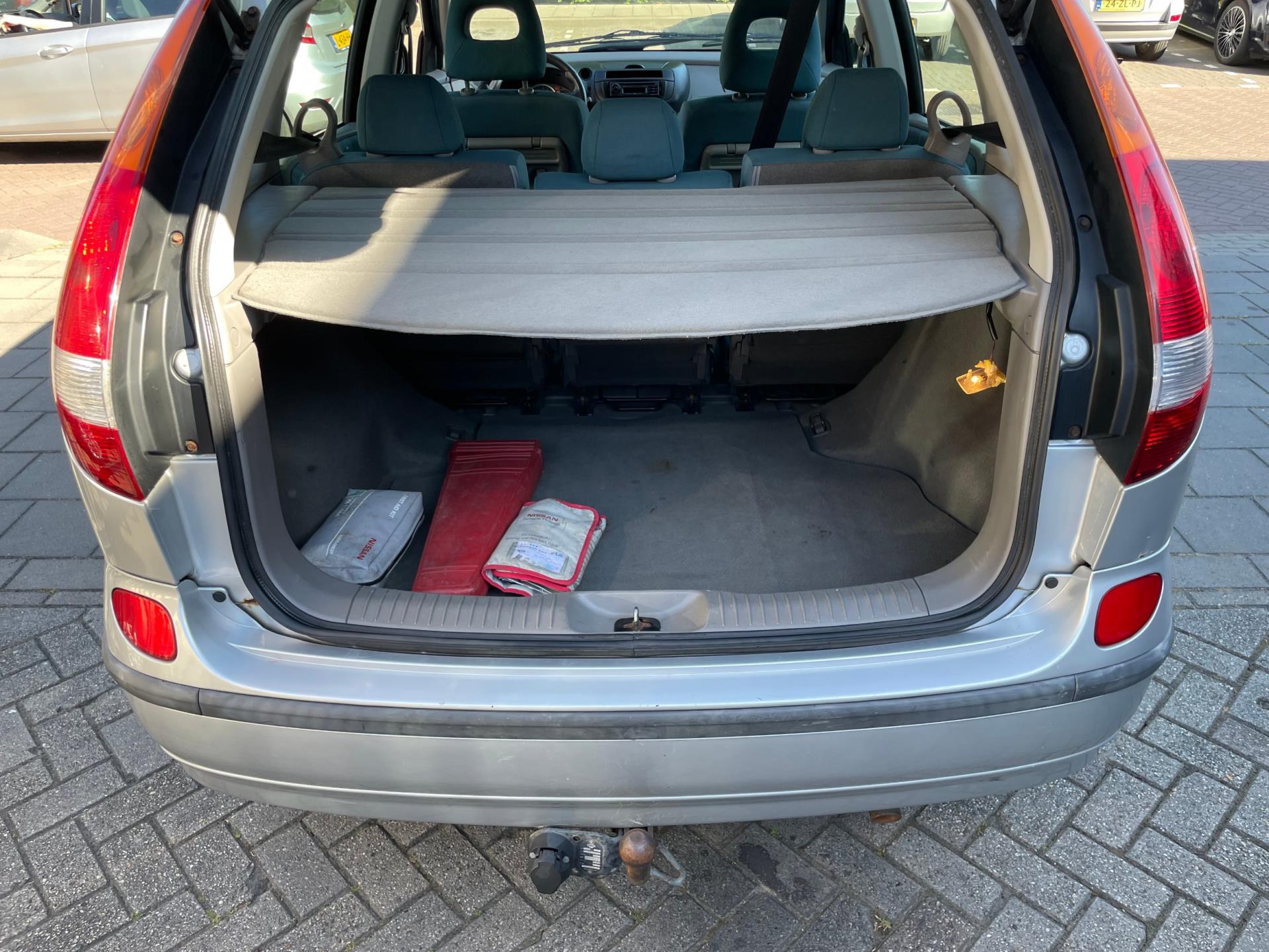nissan-almera-tino-image10.jpg