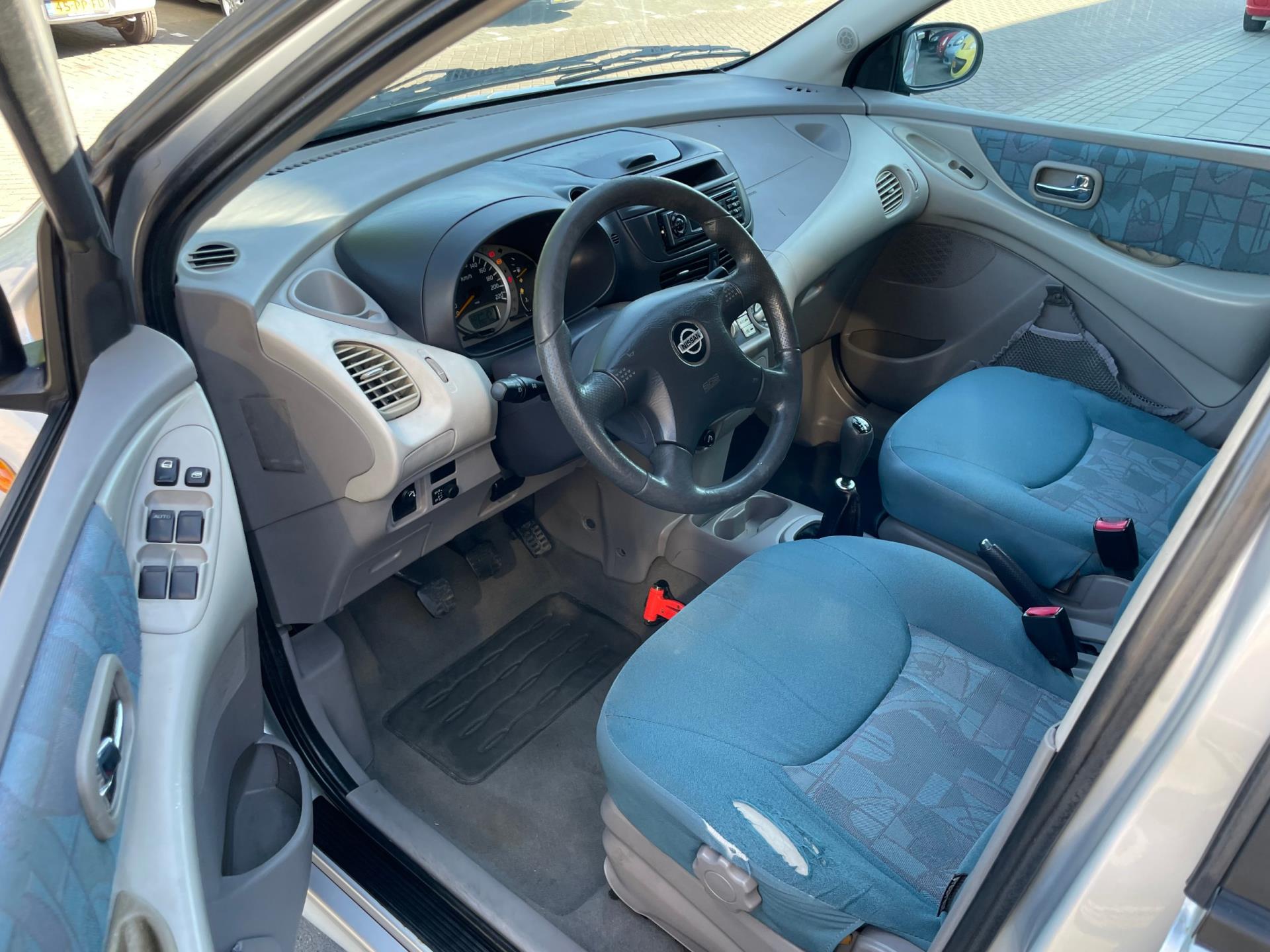 nissan-almera-tino-image7.jpg