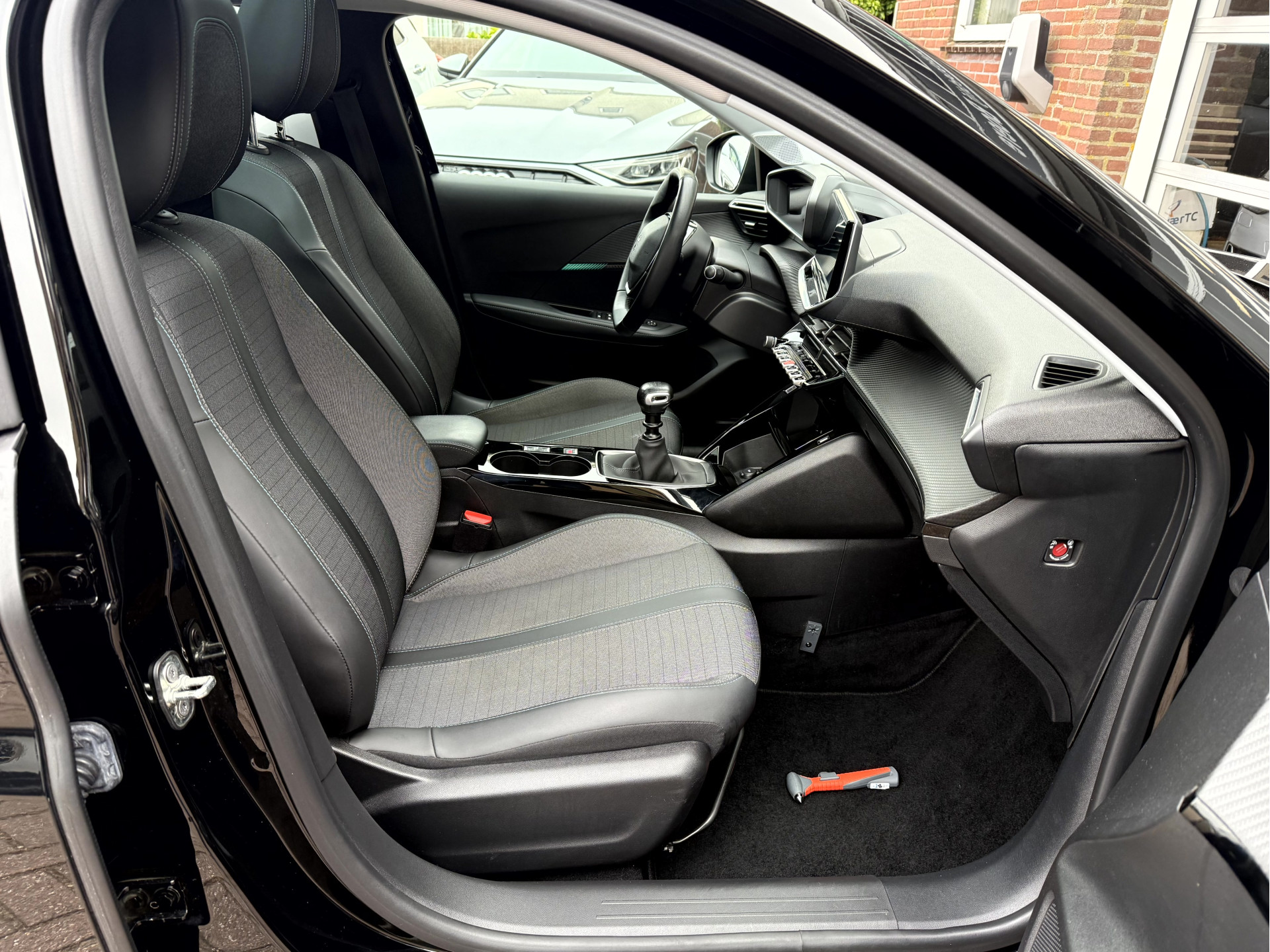 peugeot-208-image6.jpg