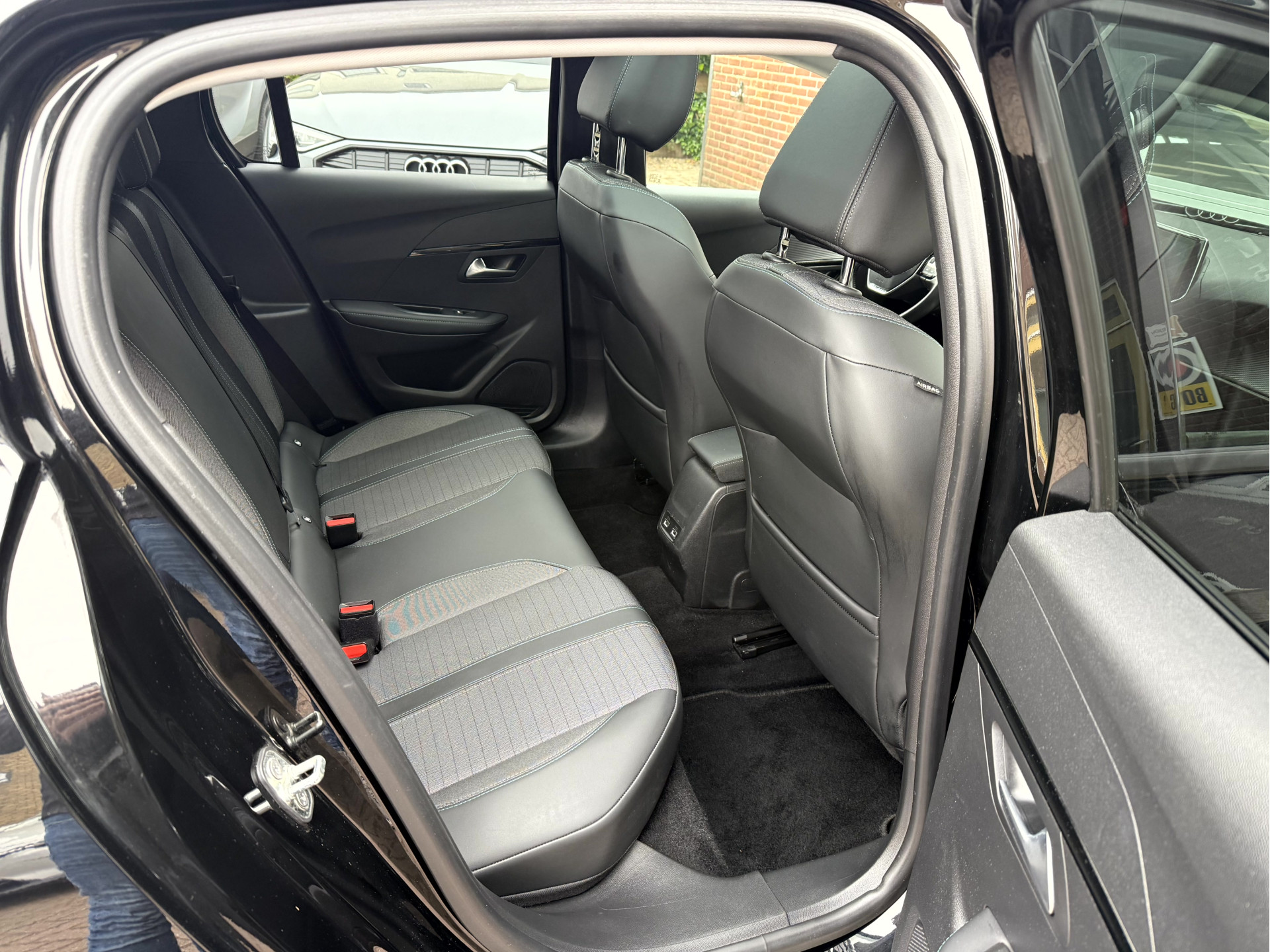 peugeot-208-image7.jpg