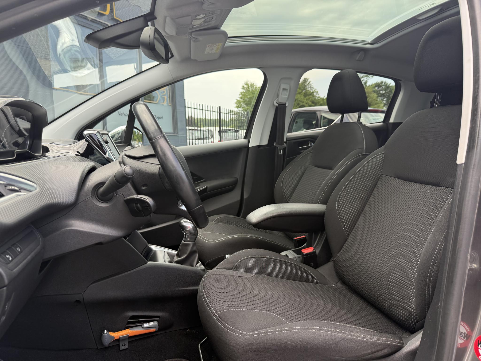 peugeot-208-image6.jpg