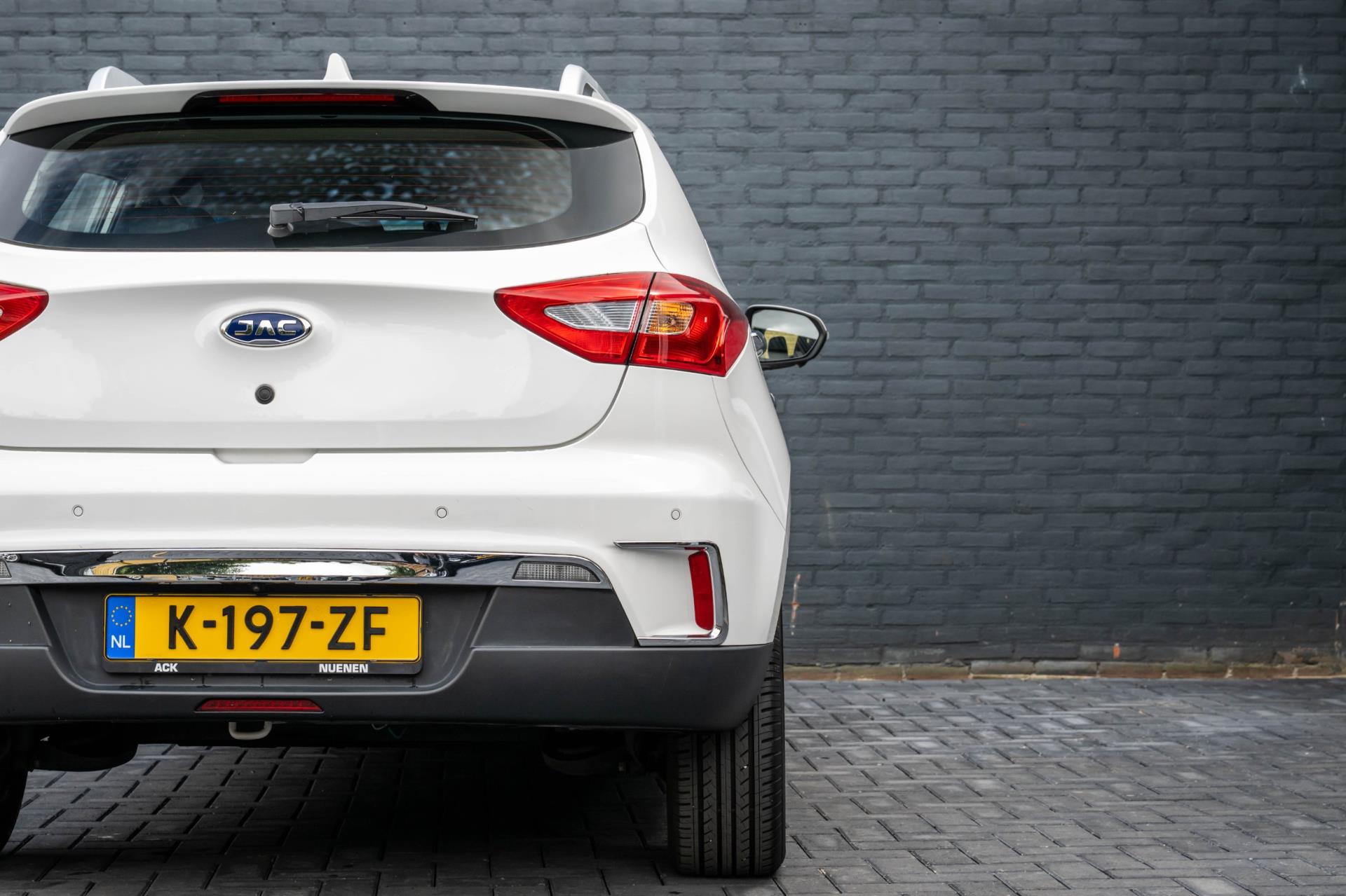 jac-iev7-image9.jpg