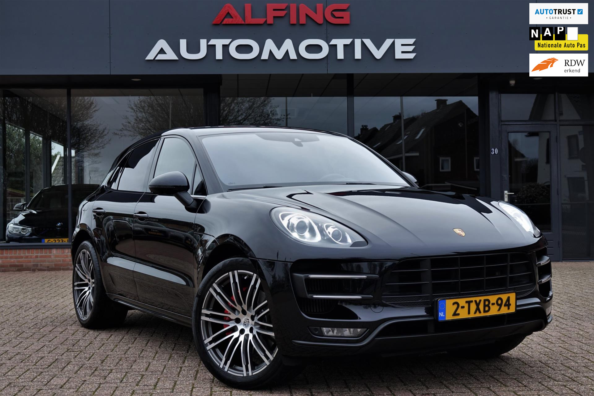 782971867/porsche-macan-image1.jpg