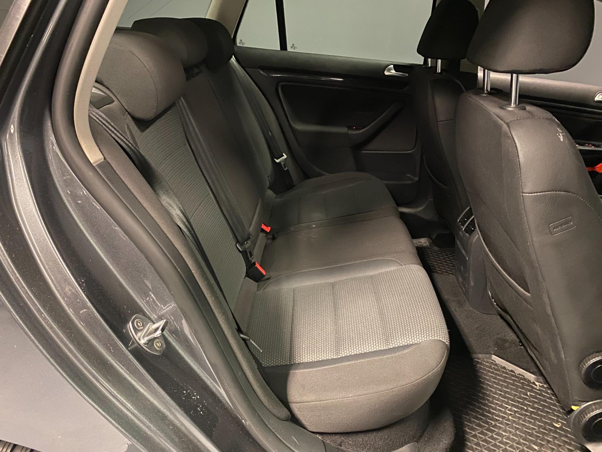 volkswagen-golf-variant-image6.jpg