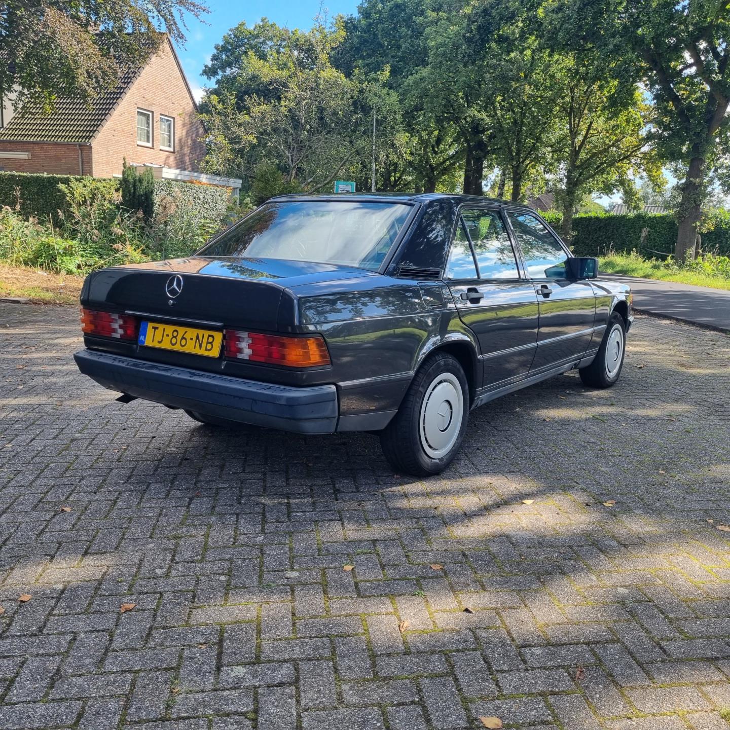 mercedes-benz-190-image2.jpg