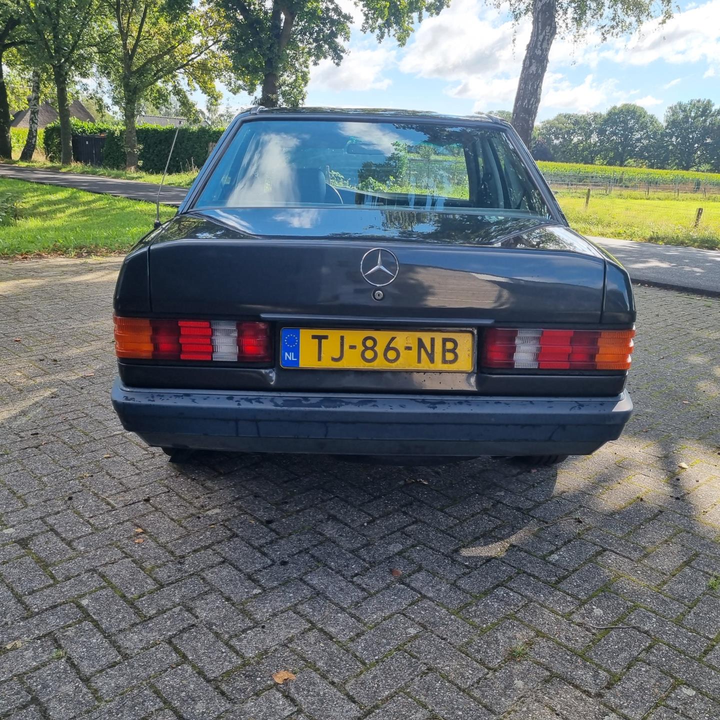 mercedes-benz-190-image3.jpg