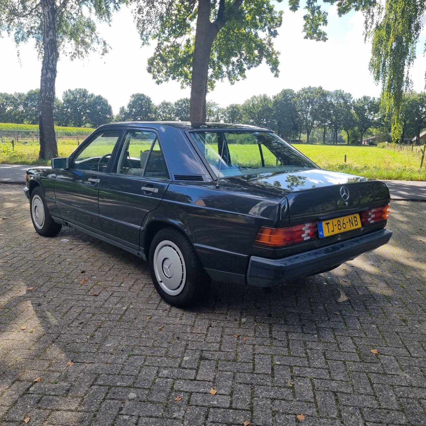 mercedes-benz-190-image4.jpg